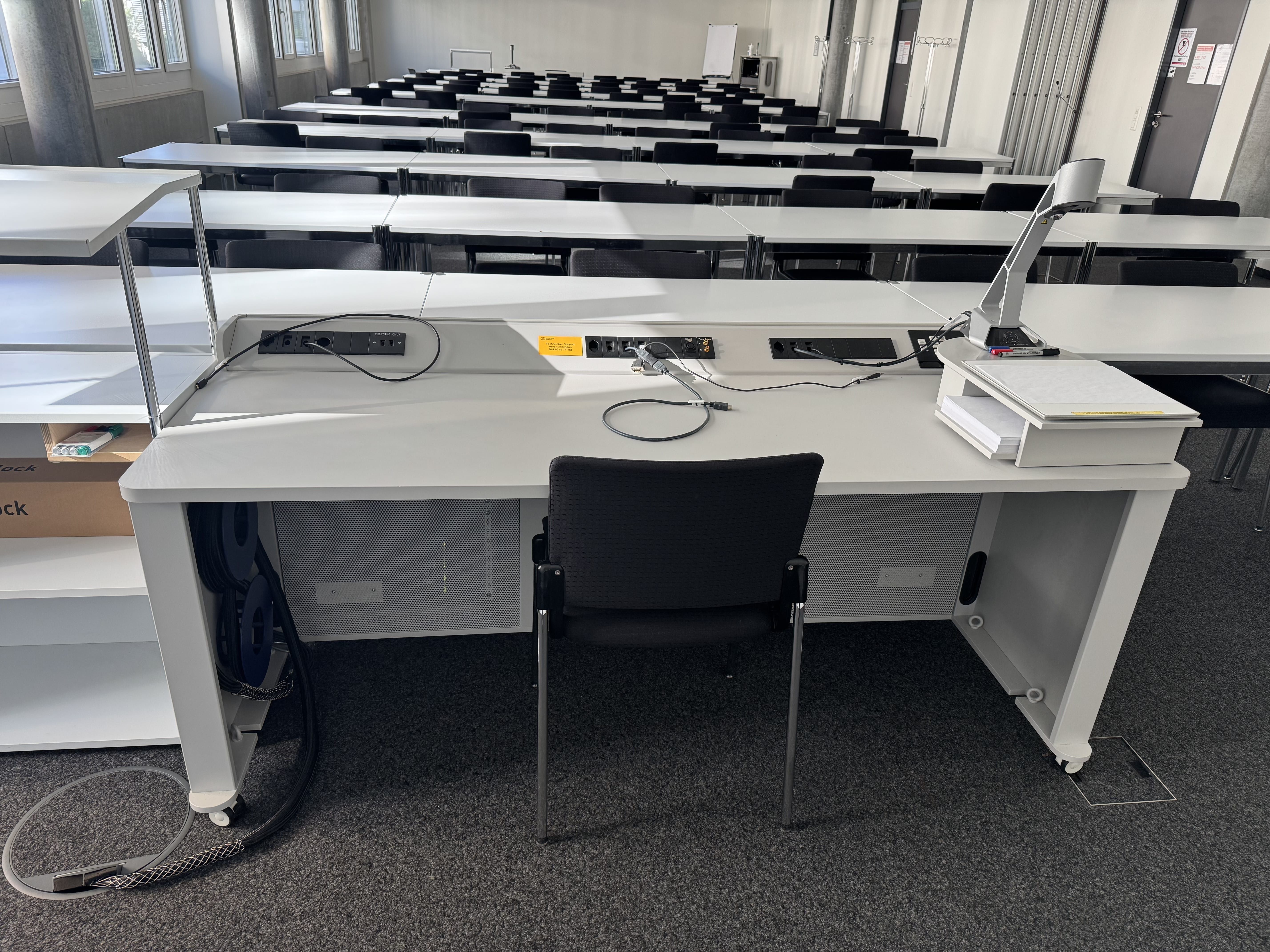 Seminarraum AND-03-02: Ansicht auf das Dozierendenpult.