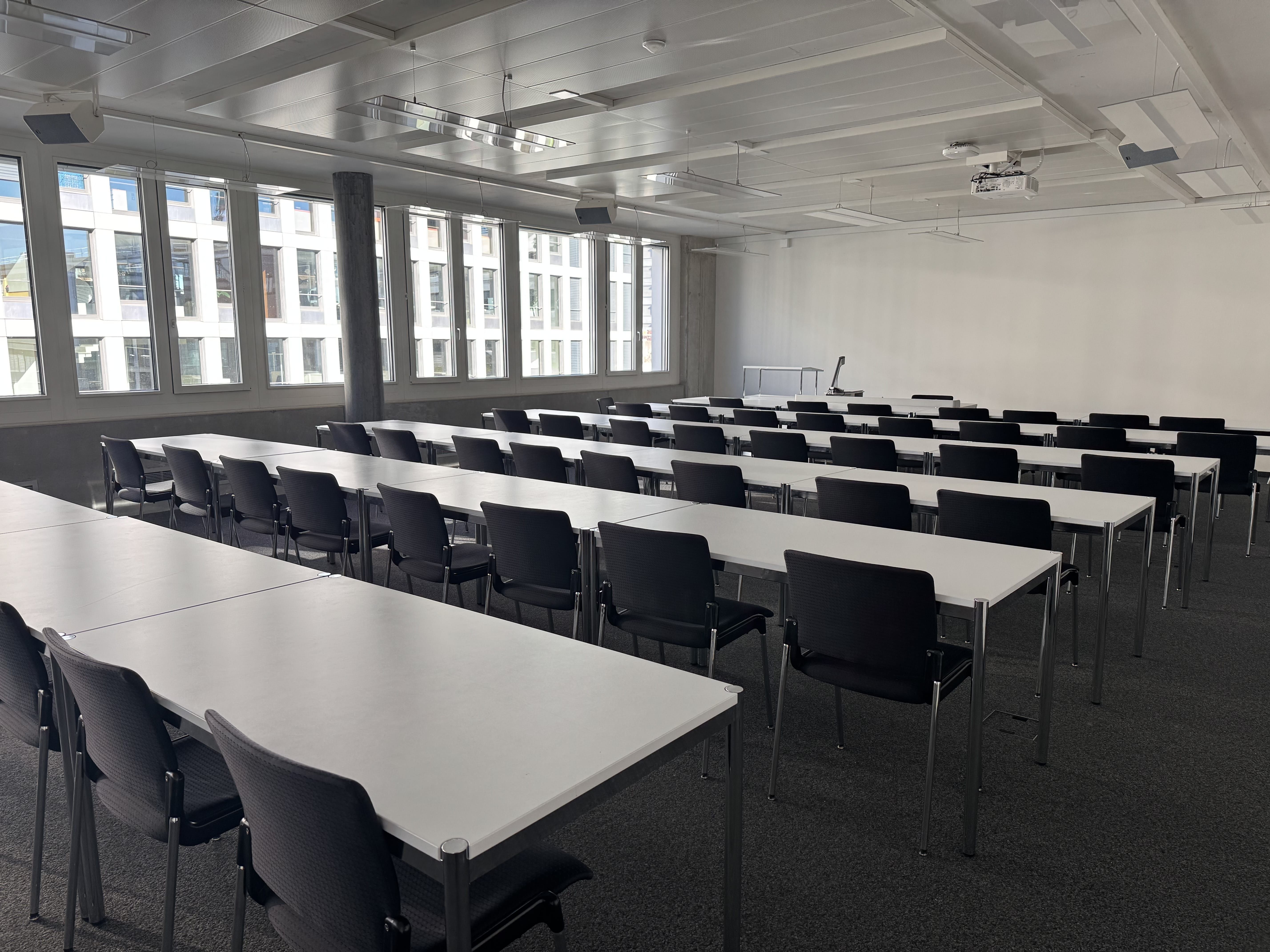 Seminarraum AND-03-06: Ansicht auf den Raum von der Eingangstüre aus.
