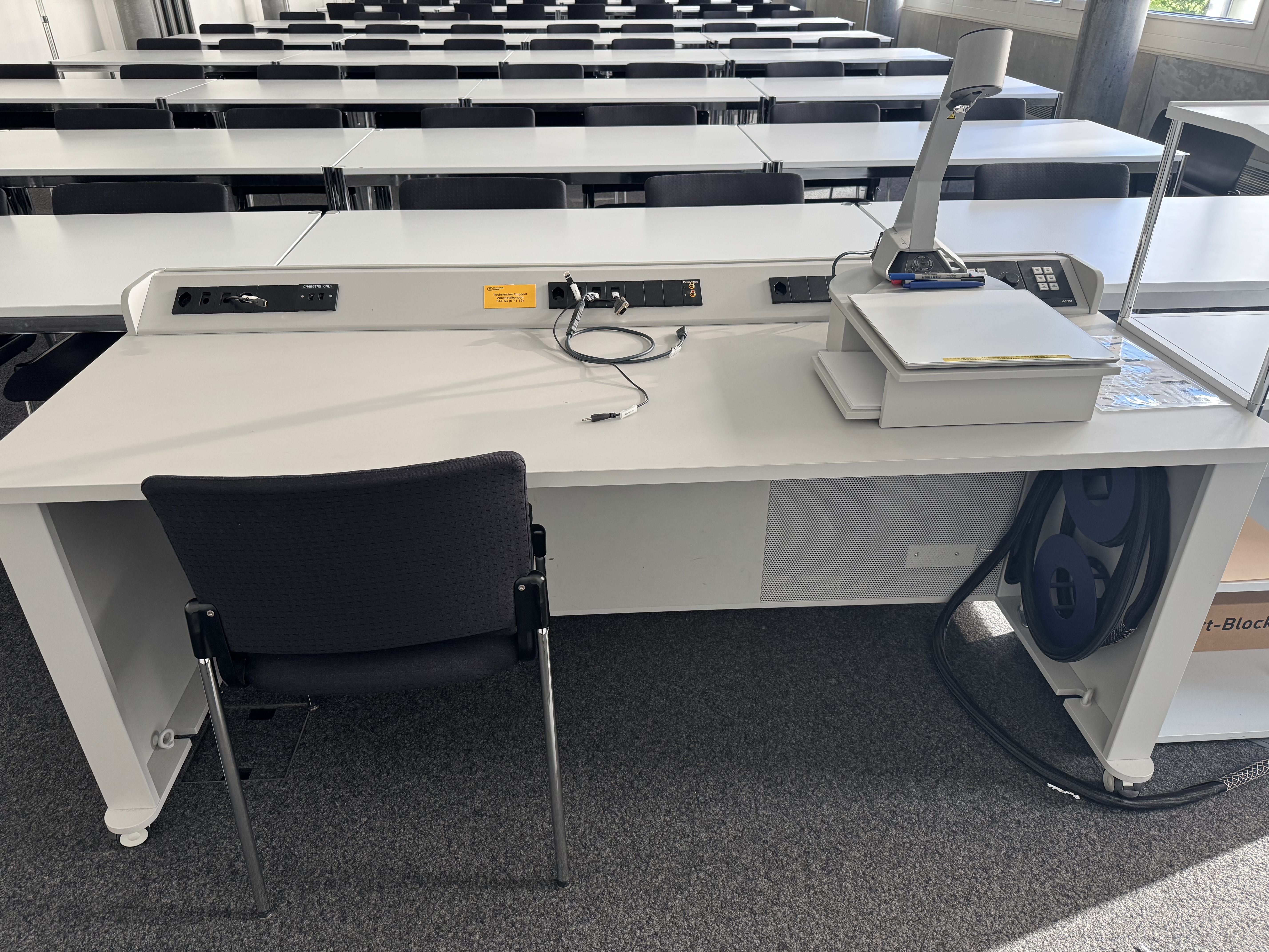 Seminarraum AND-03-06: Ansicht auf das Dozierendenpult.