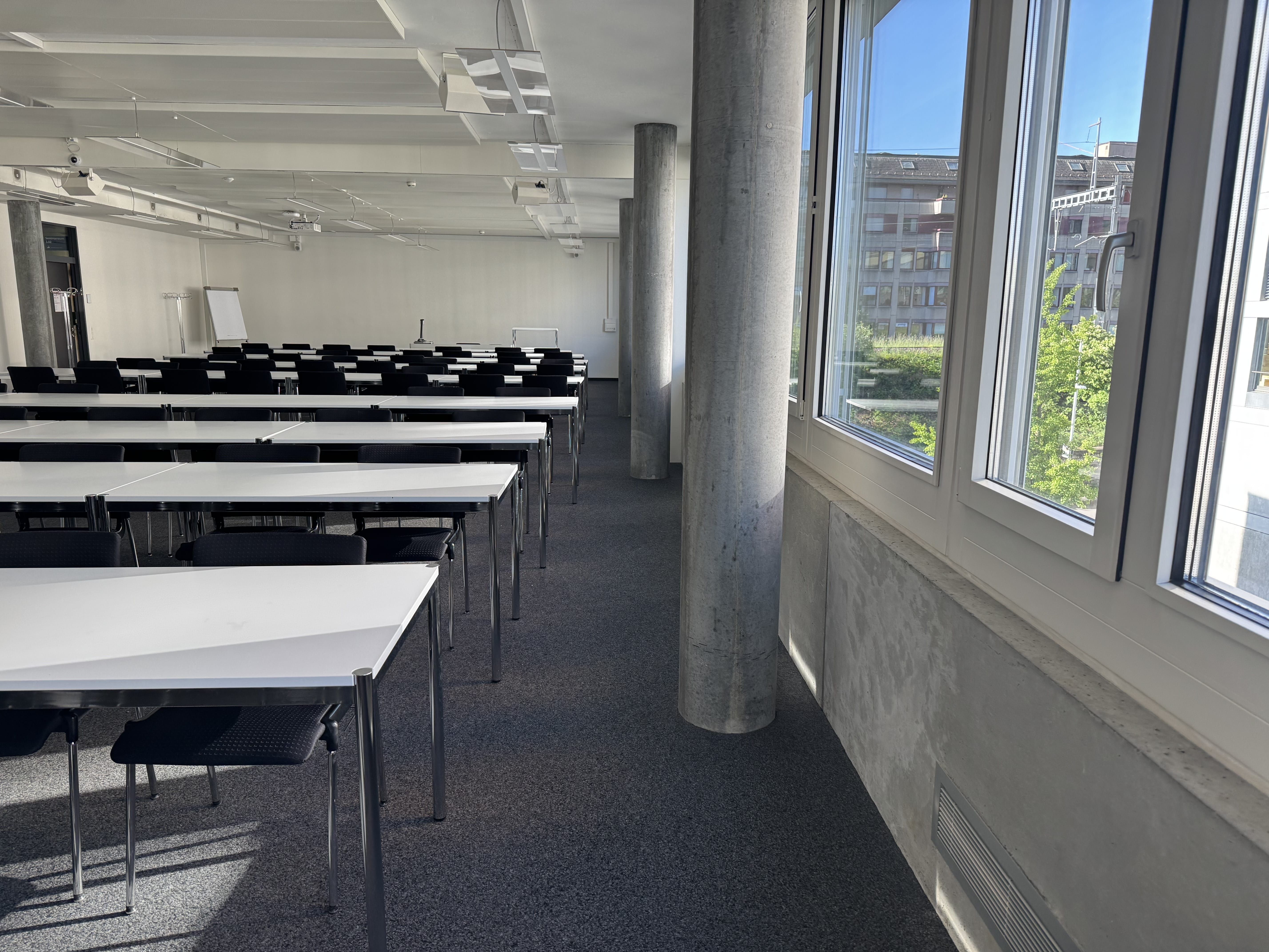 Seminarraum AND-03-06: Säulen auf der gegenüberliegenden Seite des Raumes zur Eingangstüre neben den Fenstern.