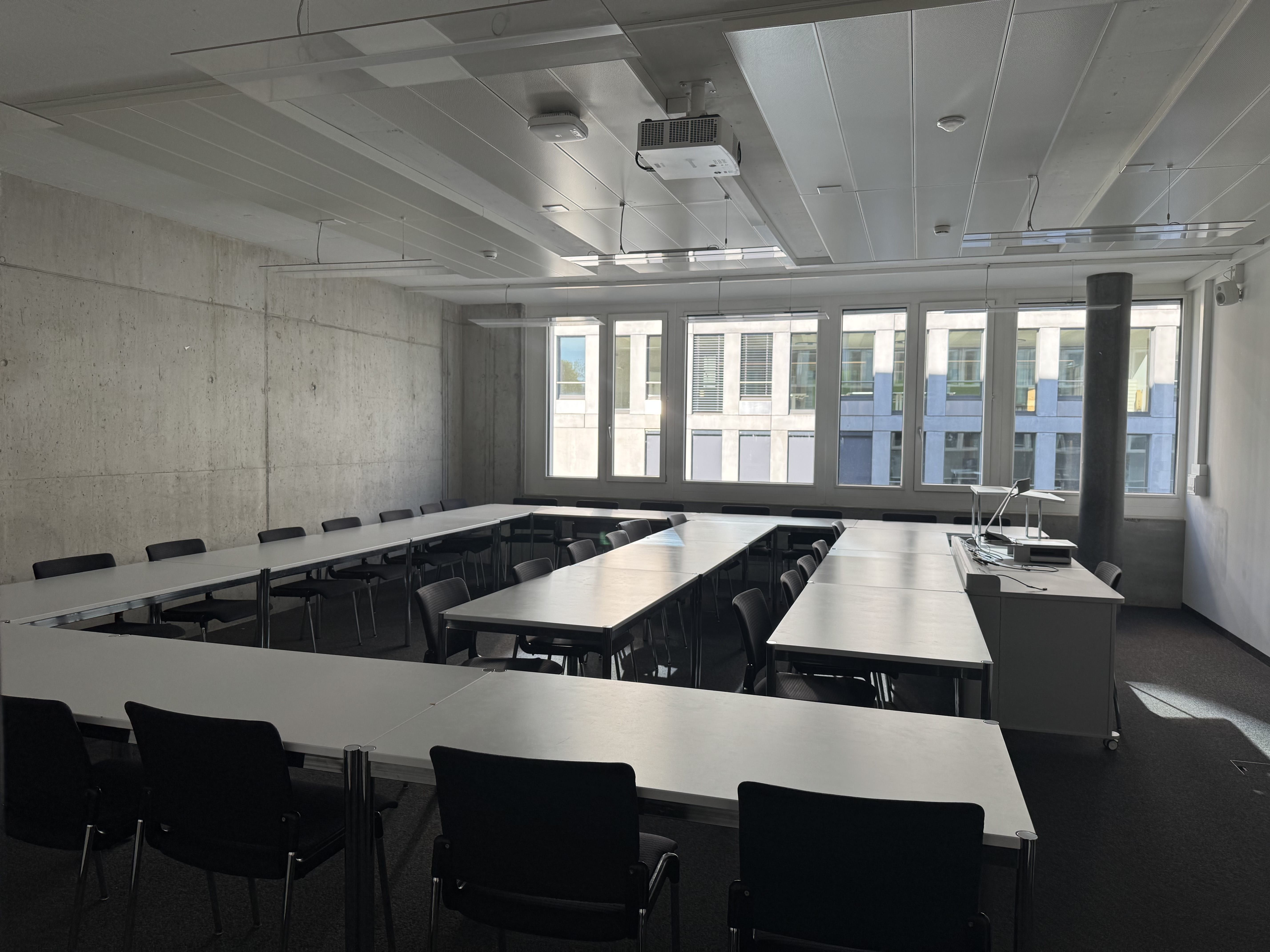 Seminarraum AND-02-02: Innenansicht des Raumes von der Eingangstüre aus.