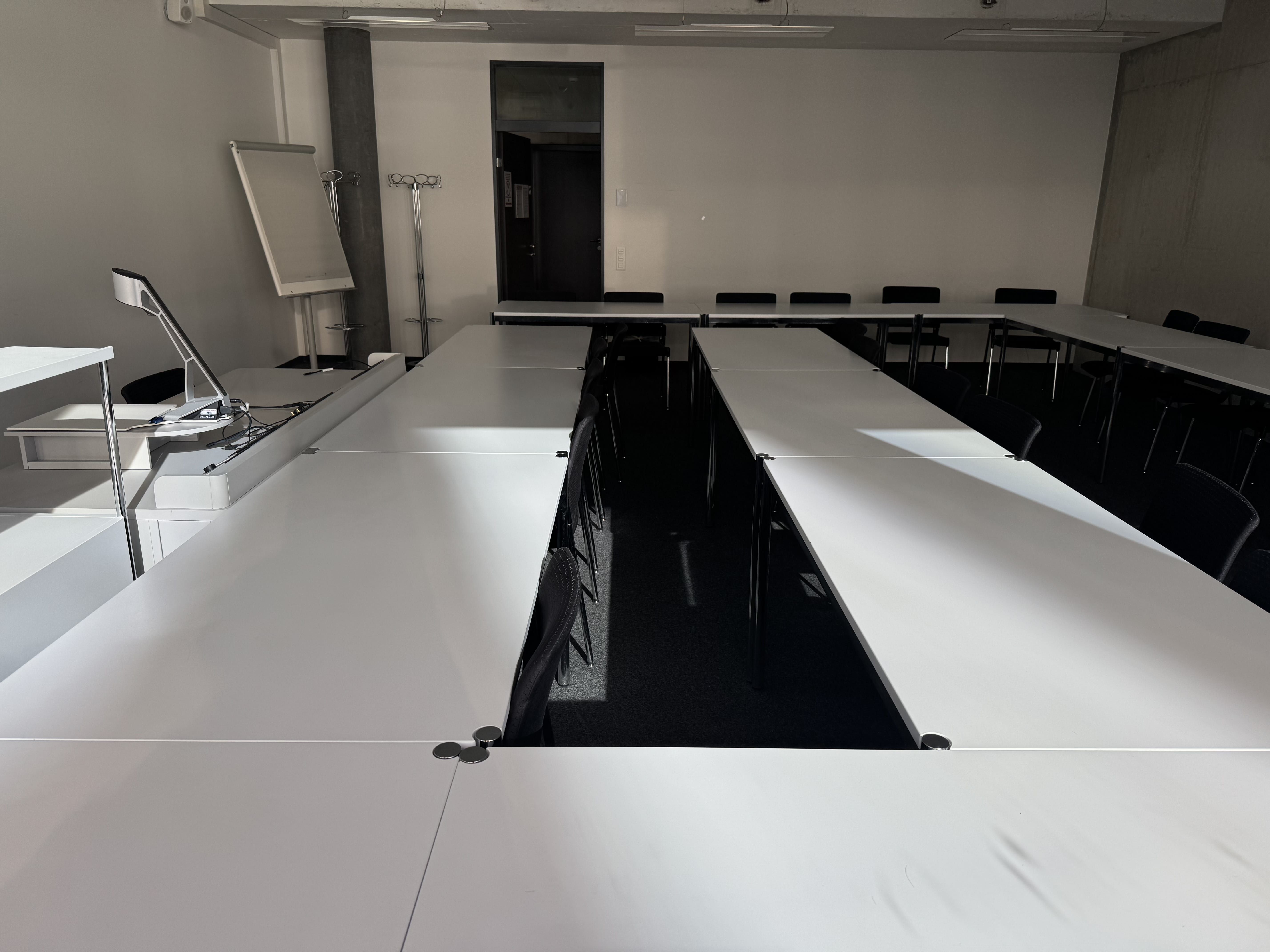 Seminarraum AND-02-02: Ansicht zur Eingangstüre hin. Zweite Stuhlreihe mit weniger Platz nach hinten.