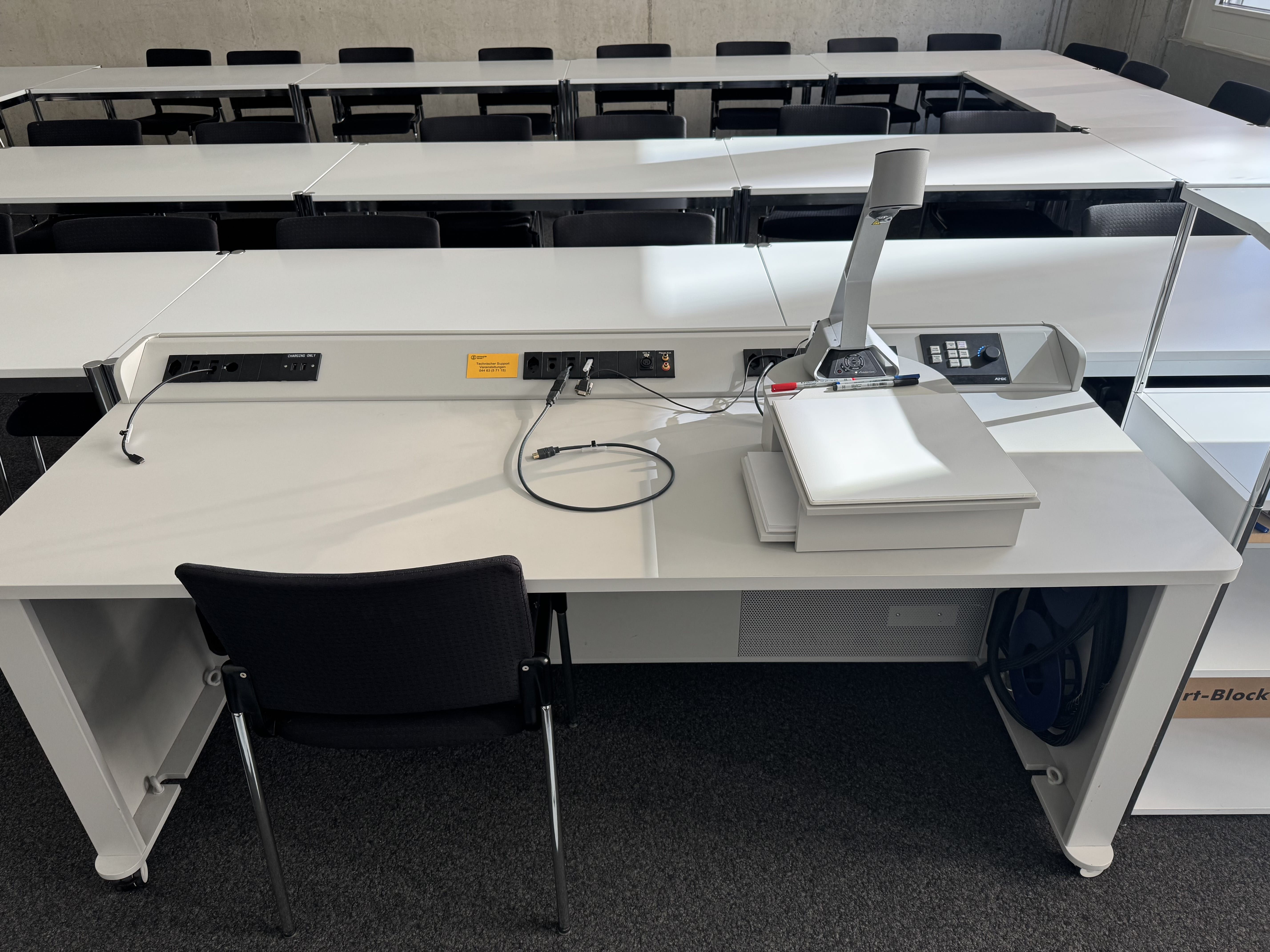 Seminarraum AND-02-02: Ansicht auf das Dozierendenpult.