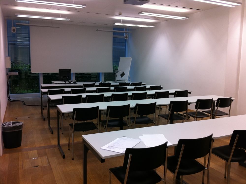 Seminarraum AFL-E-011: In Richtung Flipchart.