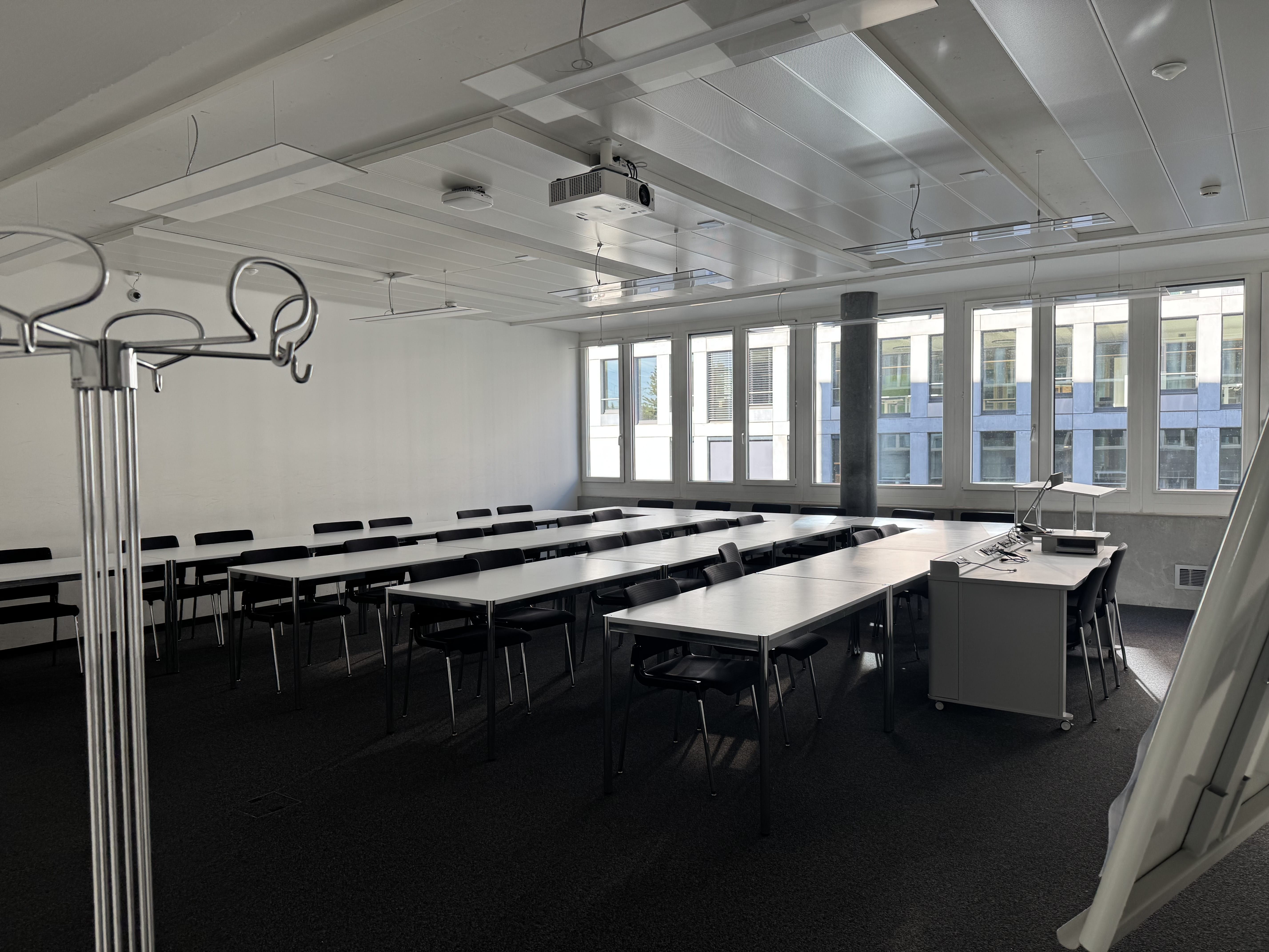 Seminarraum AND-02-04: Ansicht auf den Raum von der rechten Eingangstüre aus.