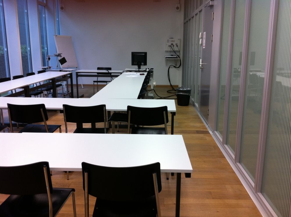 Seminarraum AFL-E-009: In Richtung Flipchart.
Rechts: Türe
