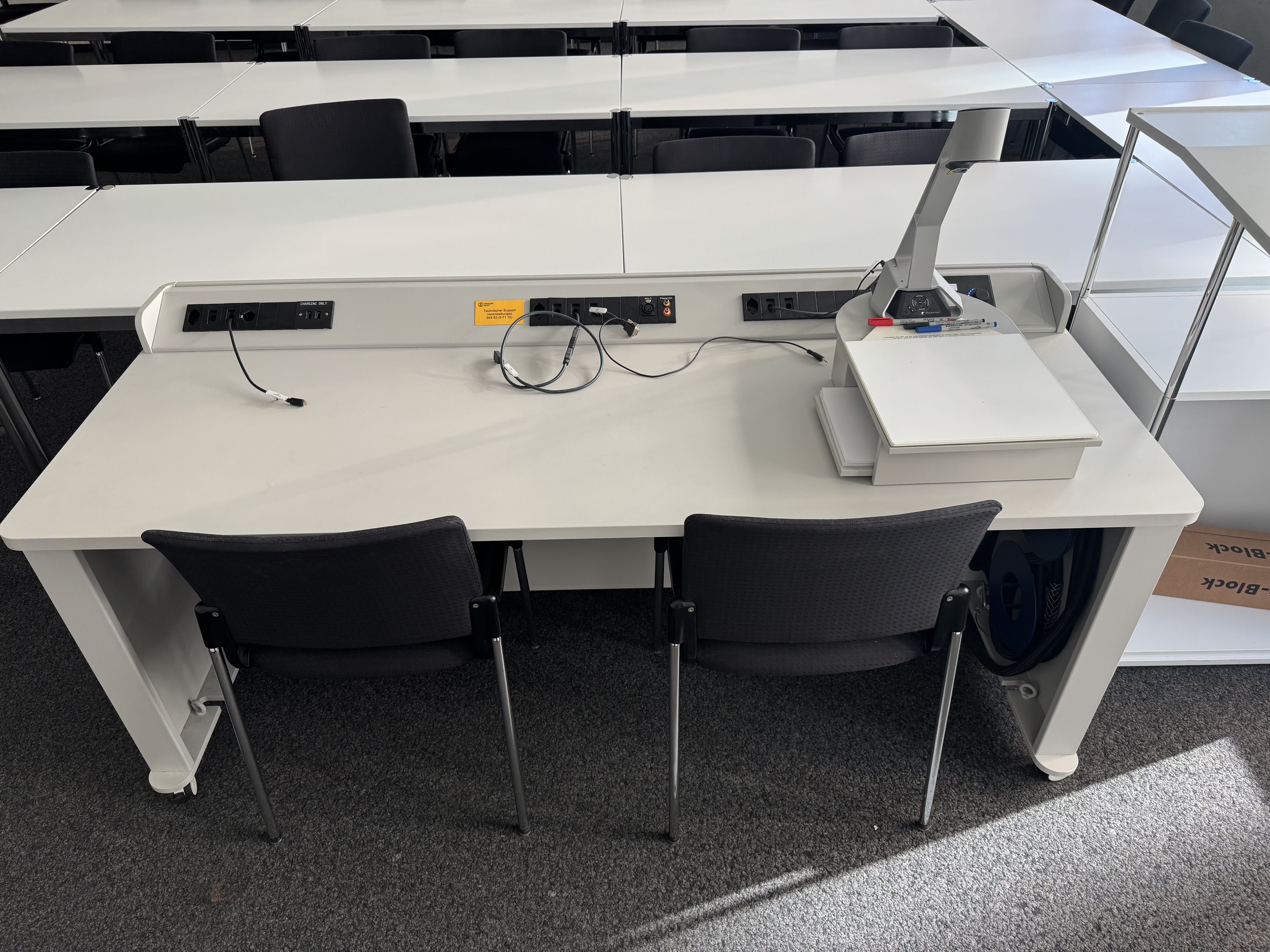 Seminarraum AND-02-04: Ansicht auf das Dozierendenpult.