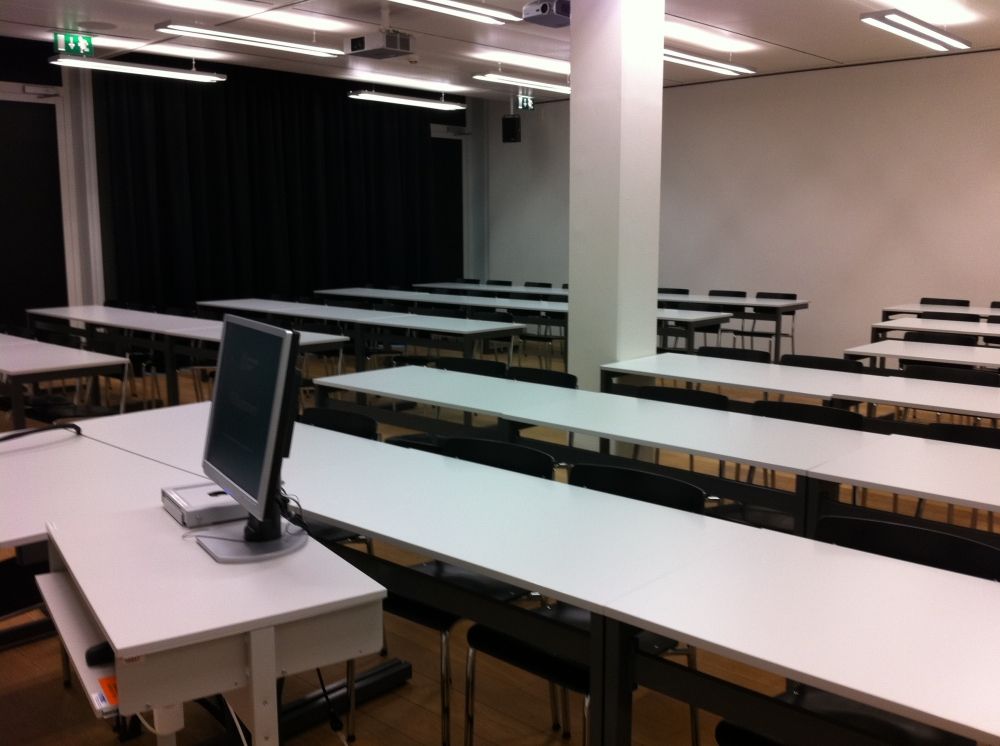 Seminarraum AFL-E-015: Von der Wandtafel aus.