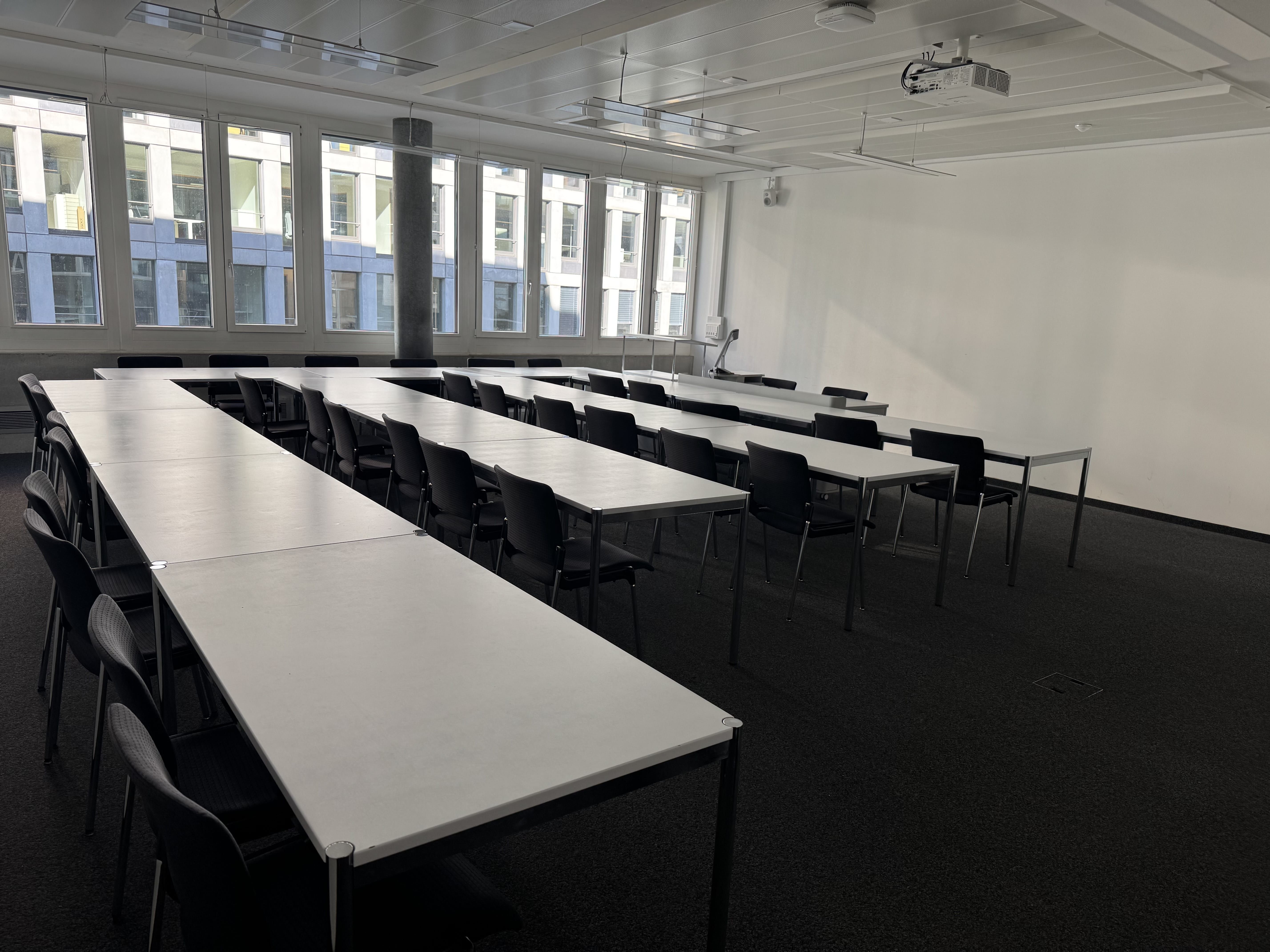 Seminarraum AND-02-04: Ansicht auf den Raum hin zum Dozierendenpult.