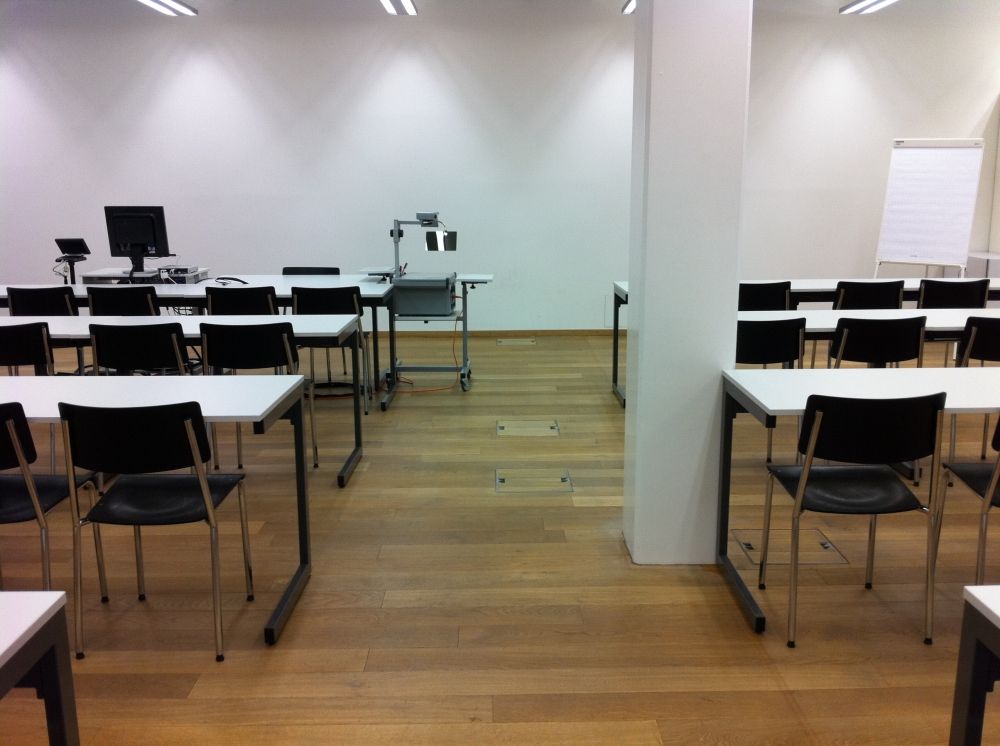 Seminarraum AFL-E-020: In Richtung Flipchart.