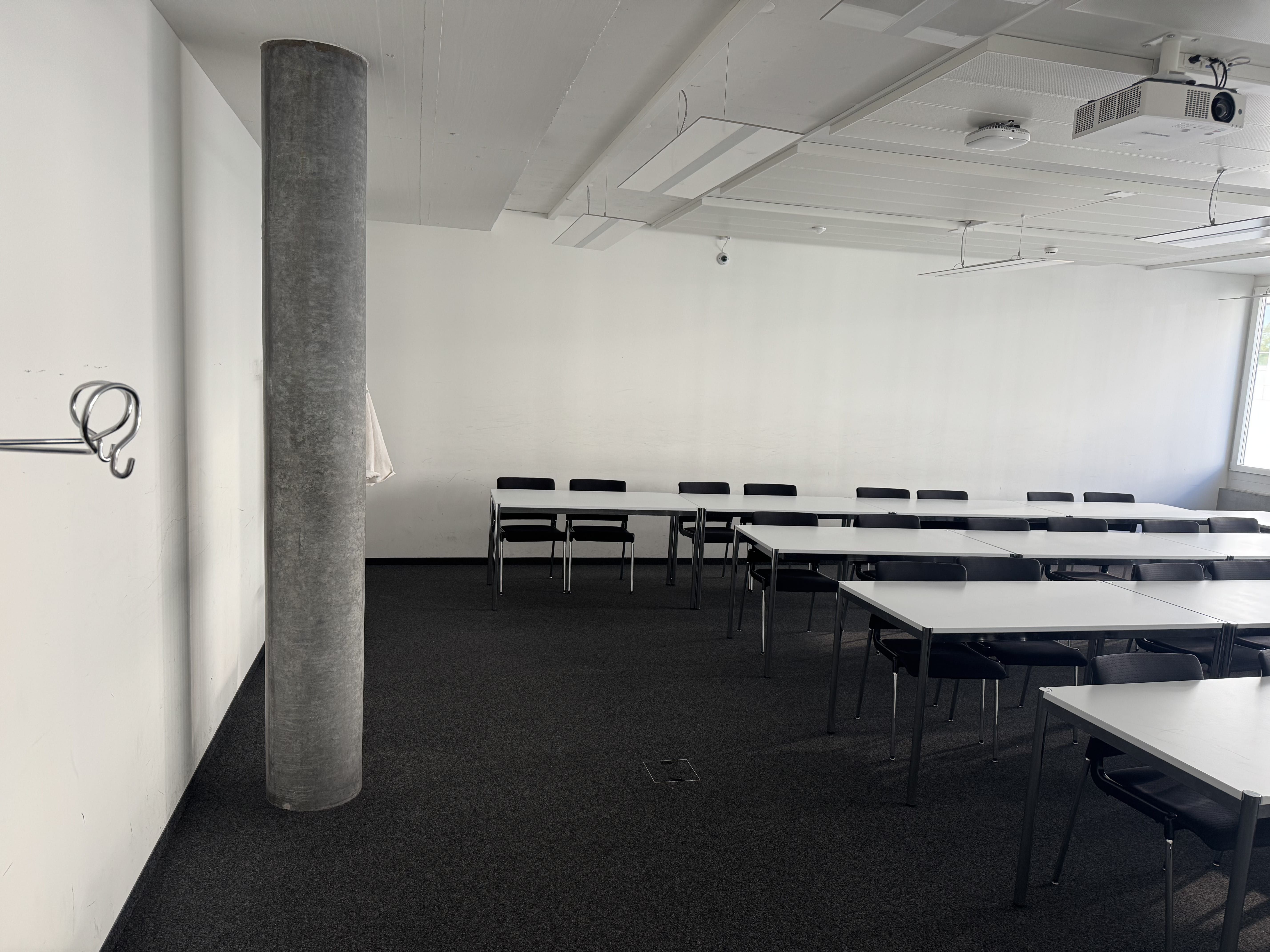 Seminarraum AND-02-04: Ansicht auf den Raum von der rechten Eingangstüre aus.