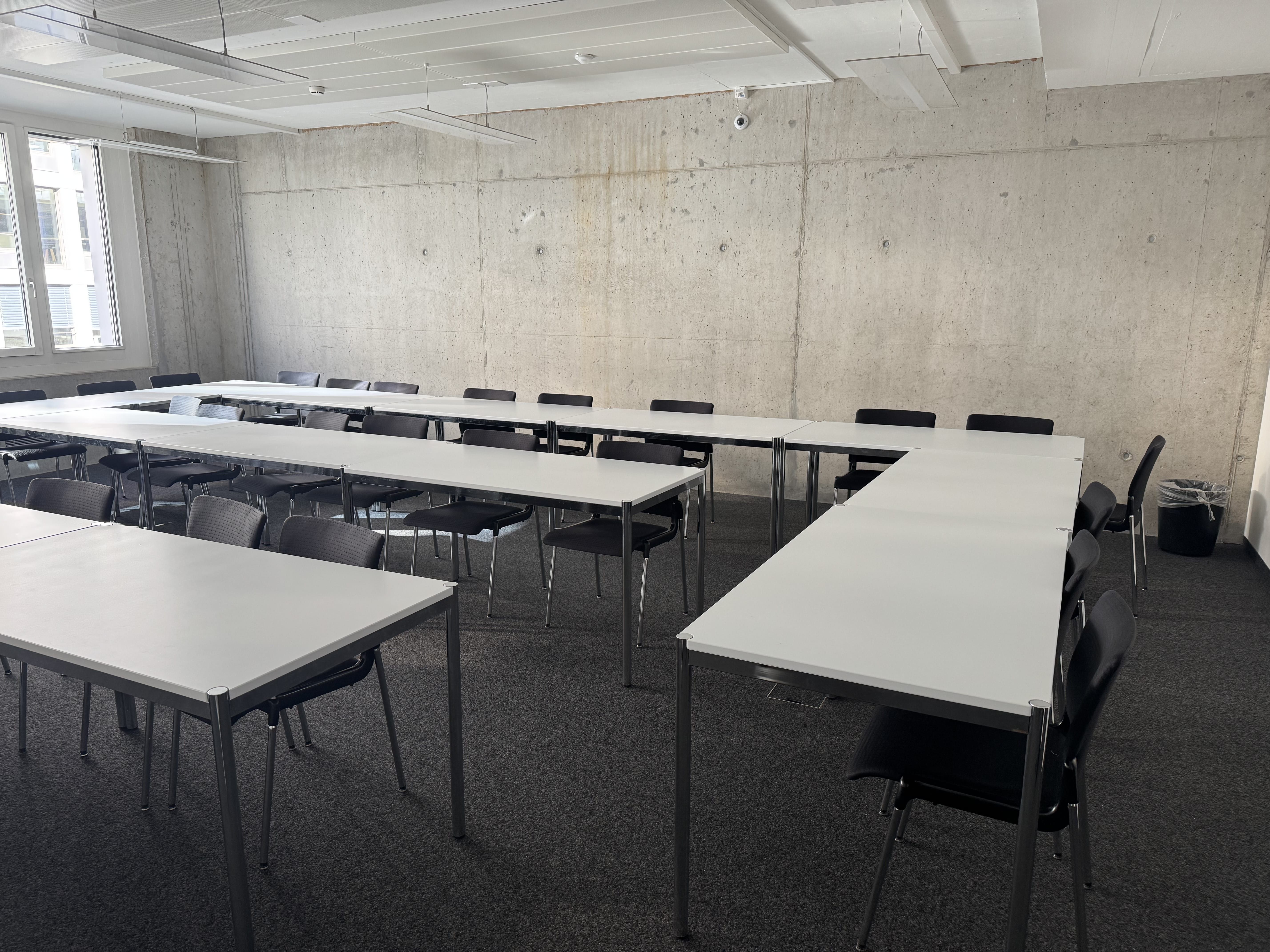 Seminarraum AND-2-06: Ansicht auf den Raum von der Eingangstüre aus.