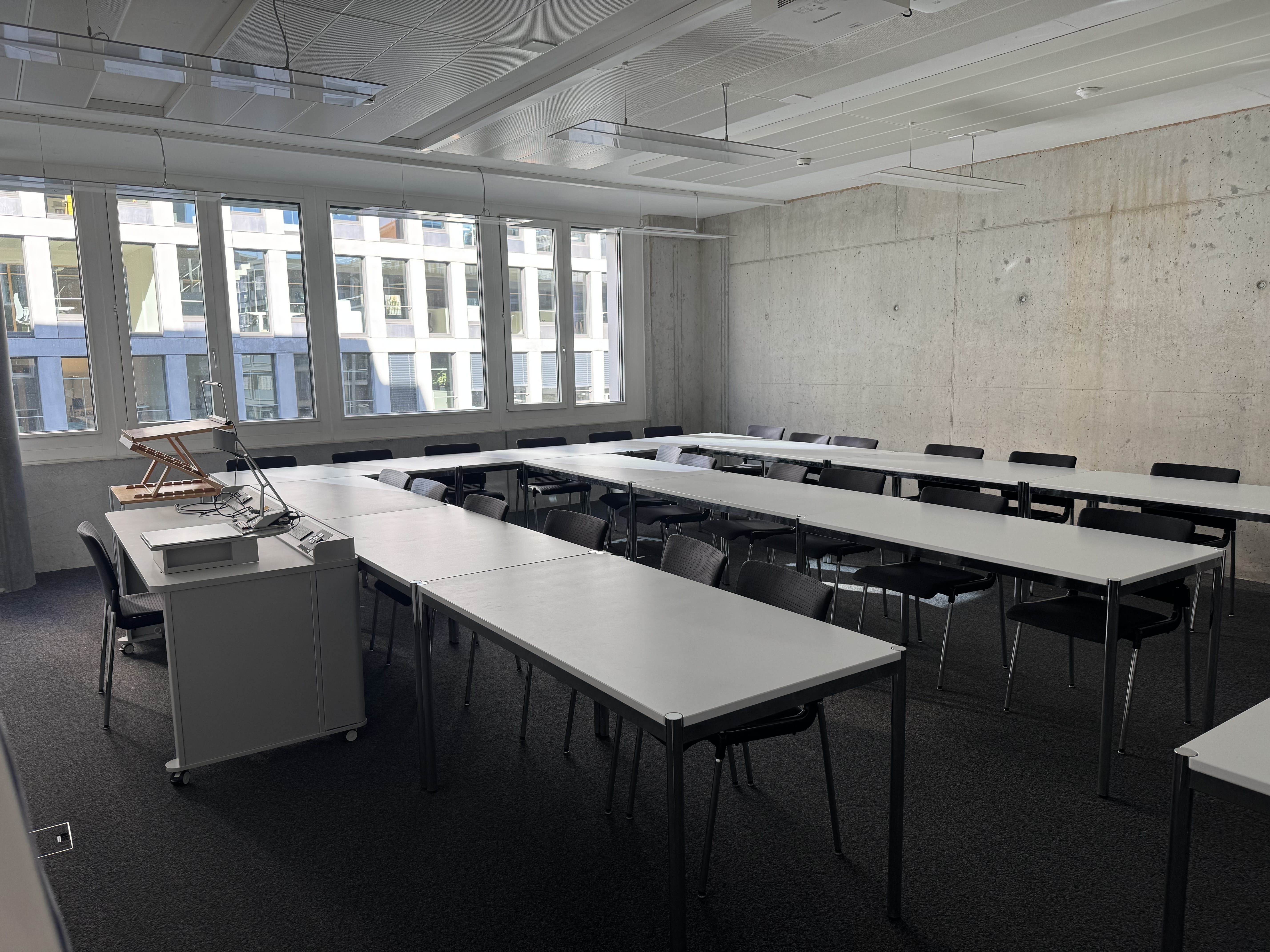 Seminarraum AND-2-06: Ansicht auf den Raum von der Eingangstüre aus.