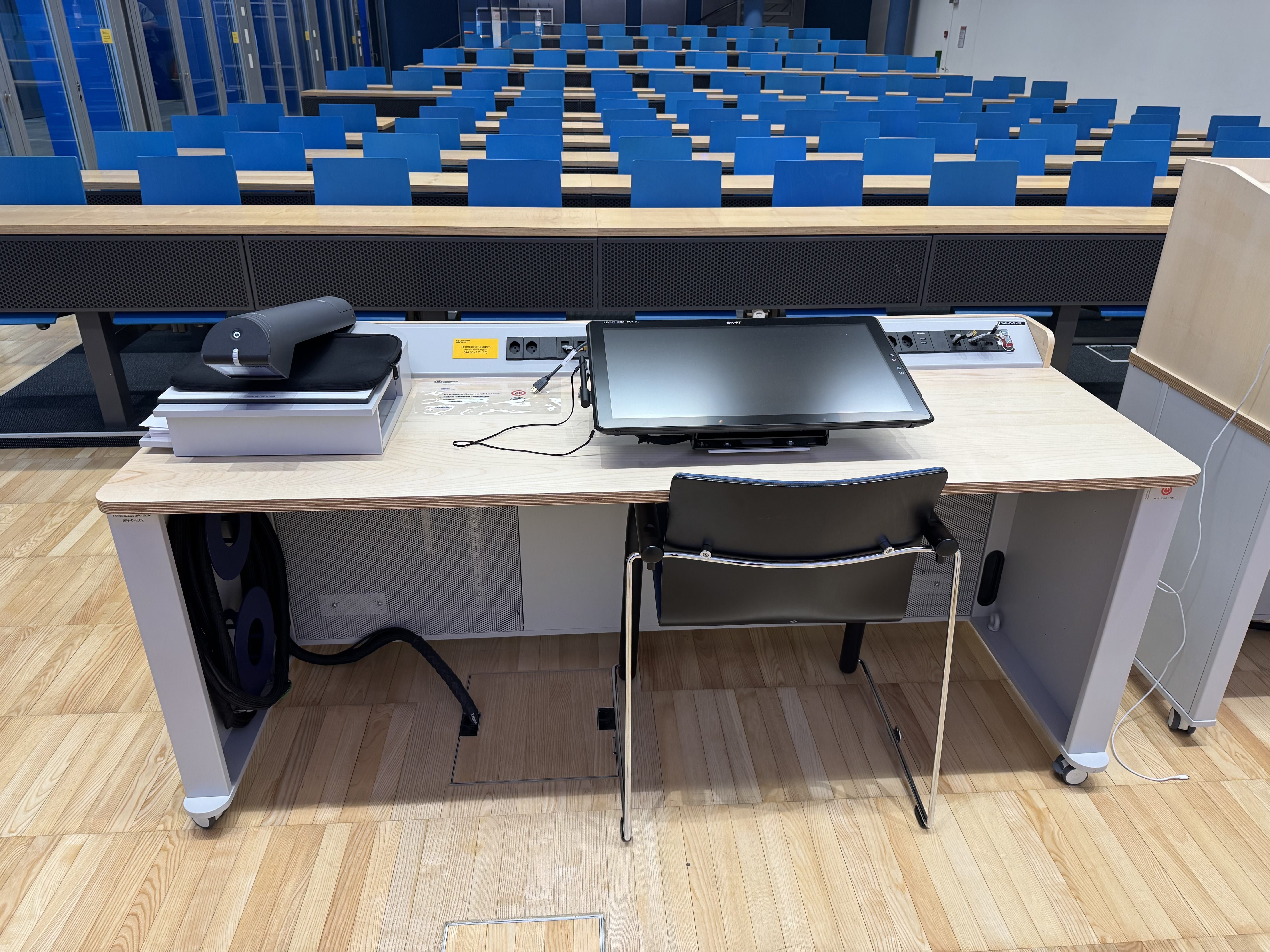 Hörsaal BIN-0-K.02: Ansicht auf den linken Teil des Dozierendenpults.