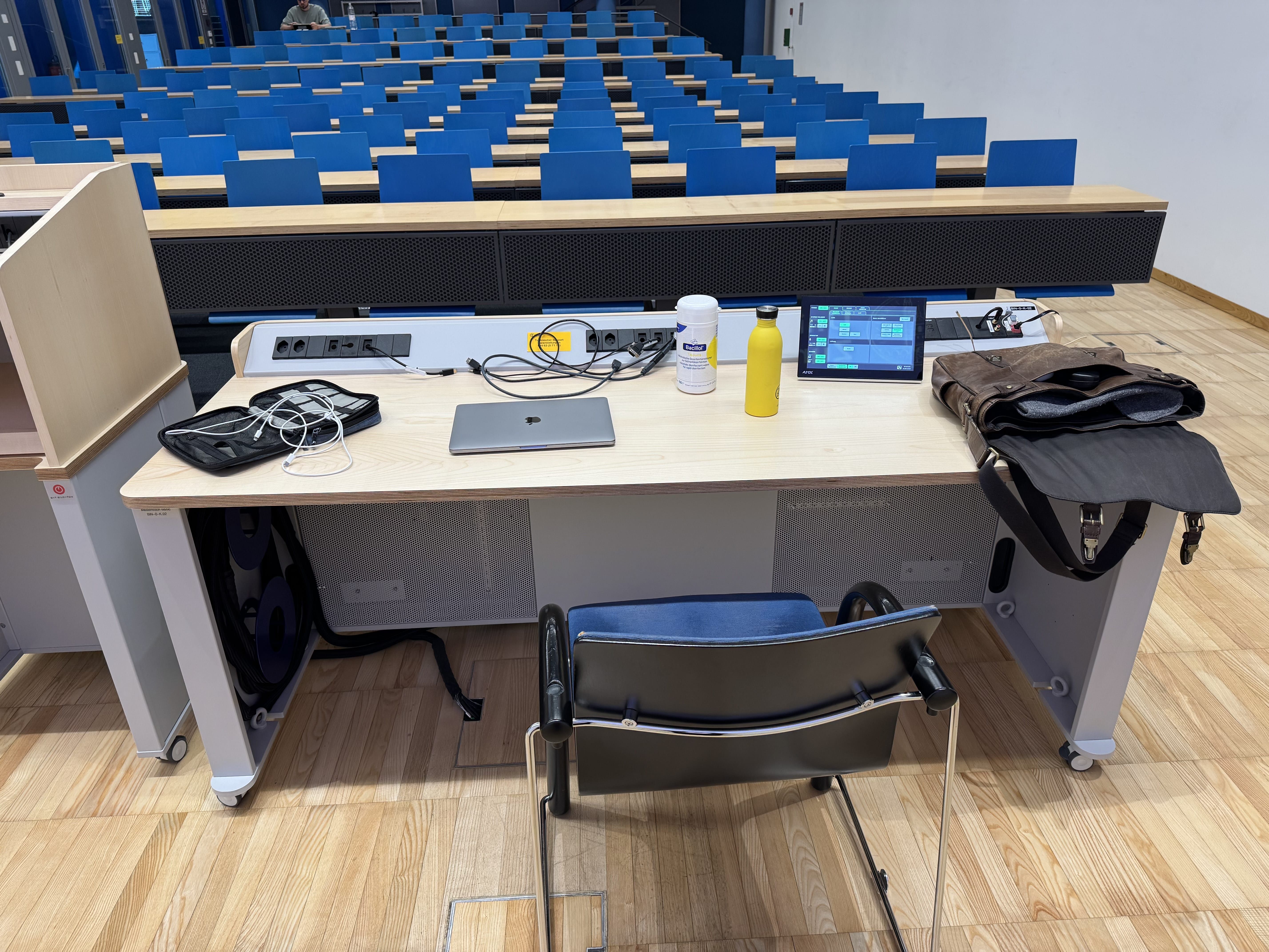 Hörsaal BIN-0-K.02: Ansicht auf den rechten Teil des Dozierendenpults.