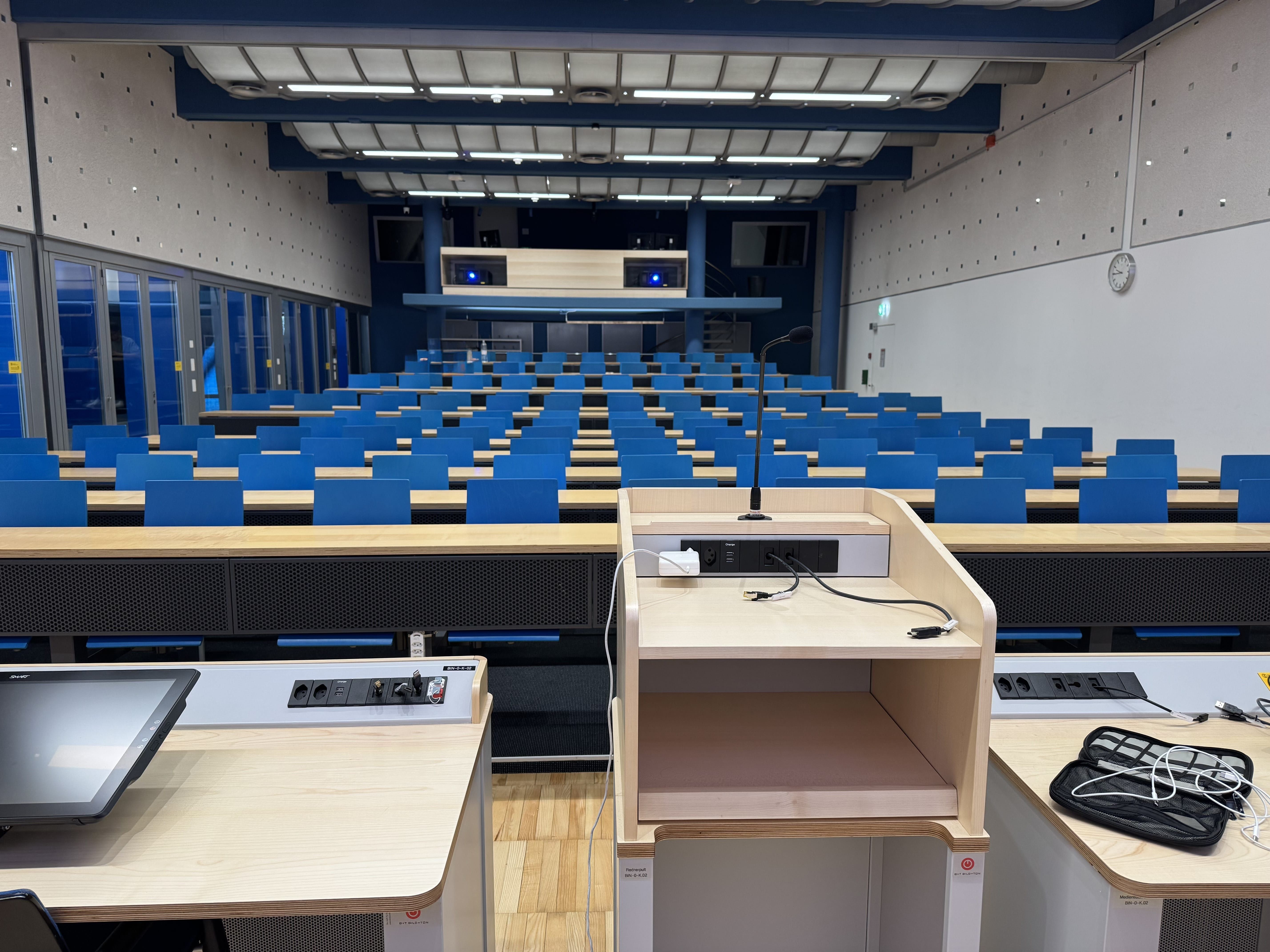 Hörsaal BIN-0-K.02: Ansicht auf den Raum vom Dozierendenpult aus.
