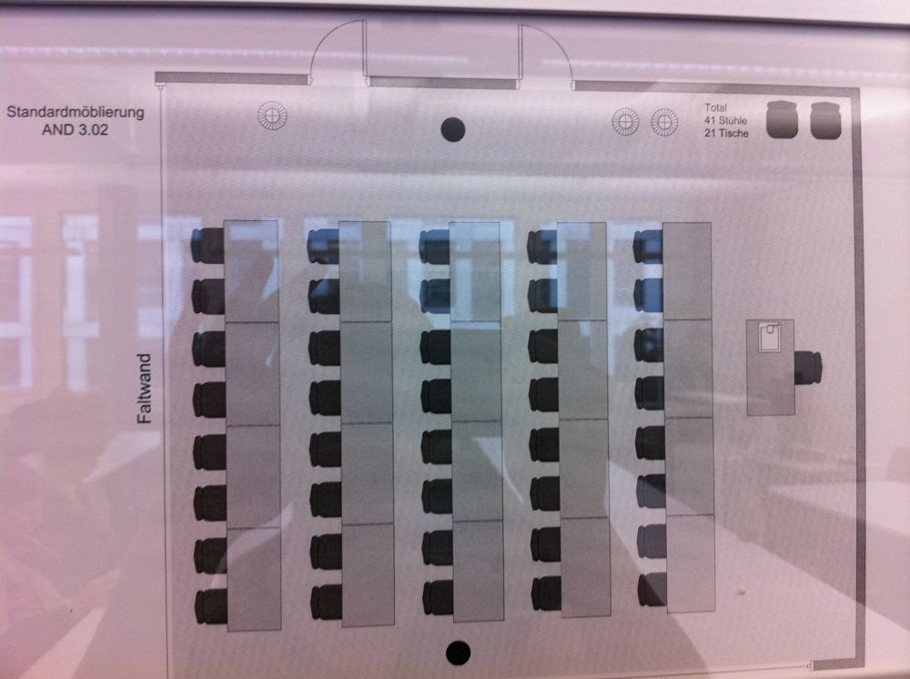 Seminarraum AND-3-02: Seminarraum (Belegungsplan). 5 Sitzreihen. Die Faltwand trennt Raum AND-03-02 und Raum AND-03-06.