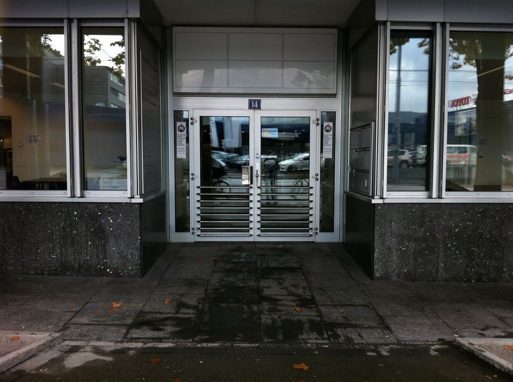 Gebäude BIN: Erste Eingangstüre (automatisch).