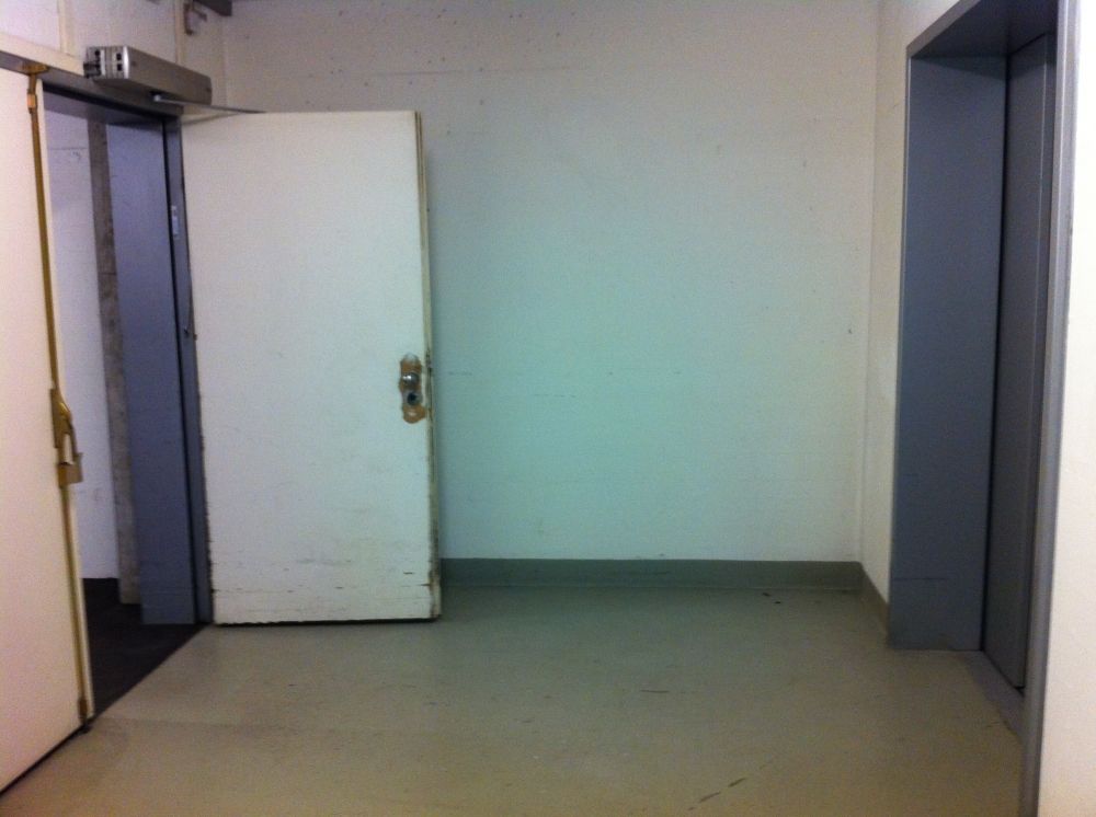 Gebäude BIN: Für Rollstuhlfahrende, welche über den Eingang in der Tiefgarage (-1) kommen:
Automatische Eingangstüre zu den Liften (E-Trakt).