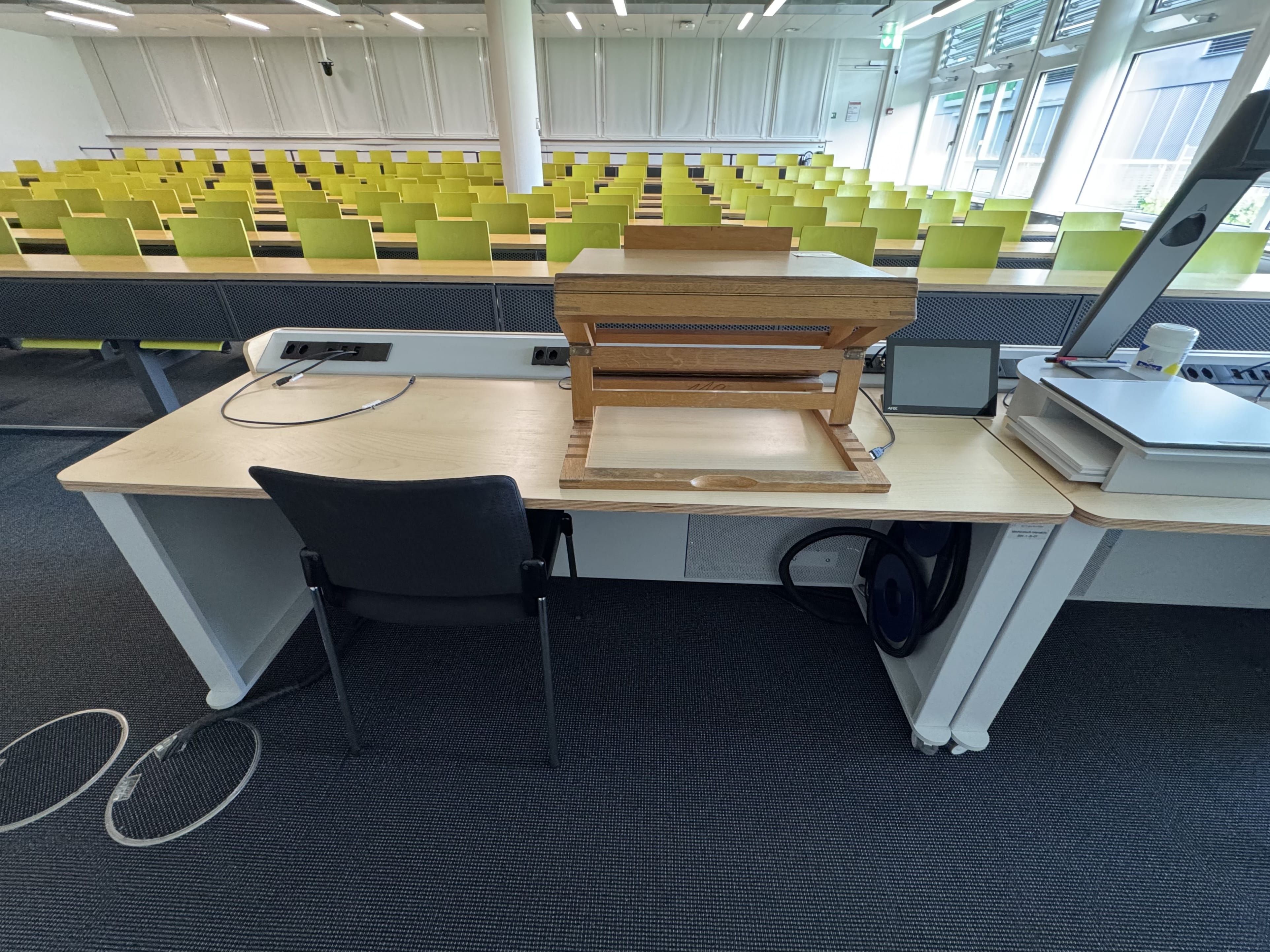 Hörsaal BIN-1-B.01: Ansicht auf den linken Teil des Dozierendenpults.