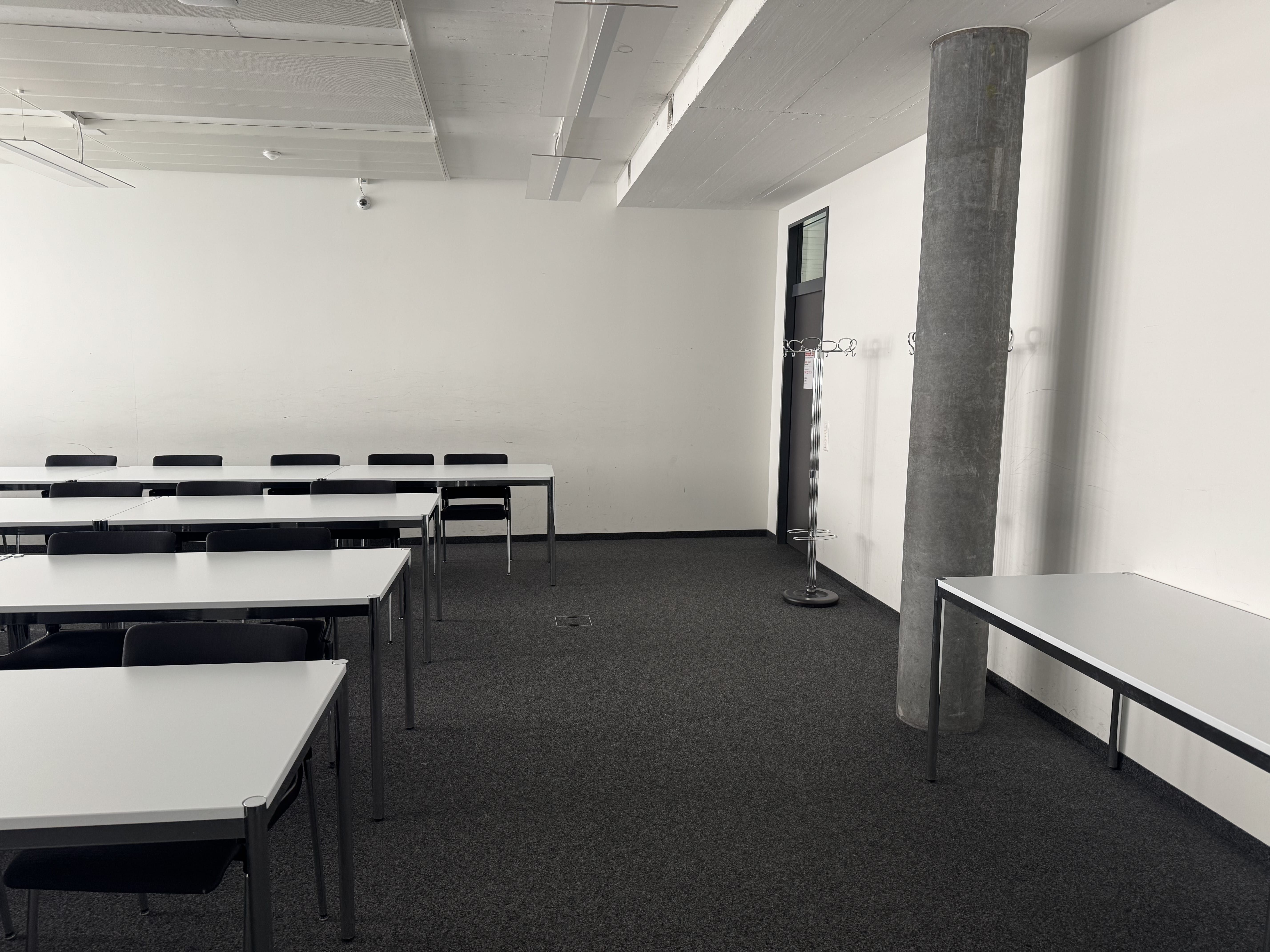 Seminarraum AND-02-46: Ansicht auf die Seite der Eingangstüre.