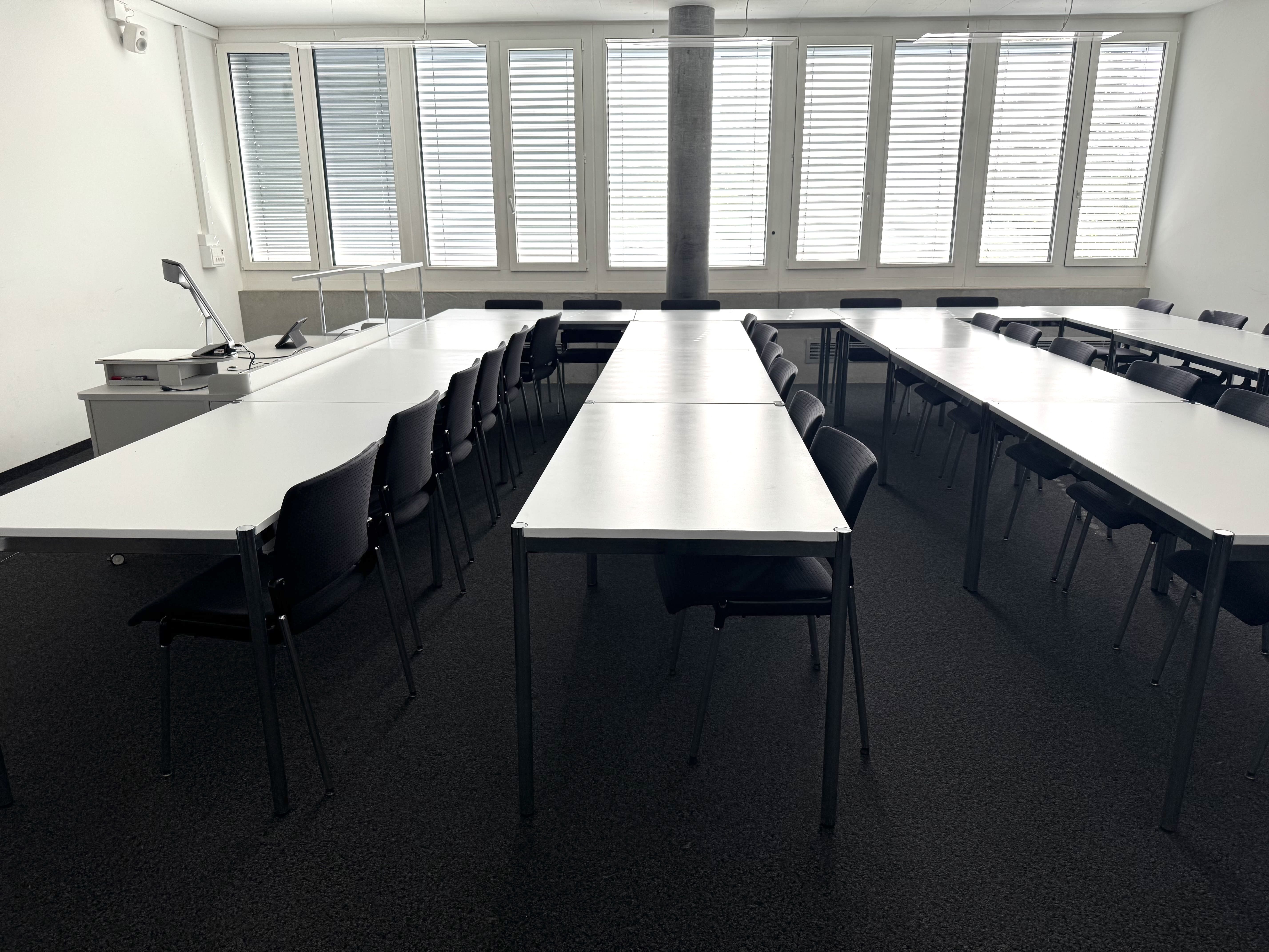 Seminarraum AND-02-46: Ansicht auf die Stuhlreihen in der Mitte des Raumes von der Seite der Eingangstüre aus.