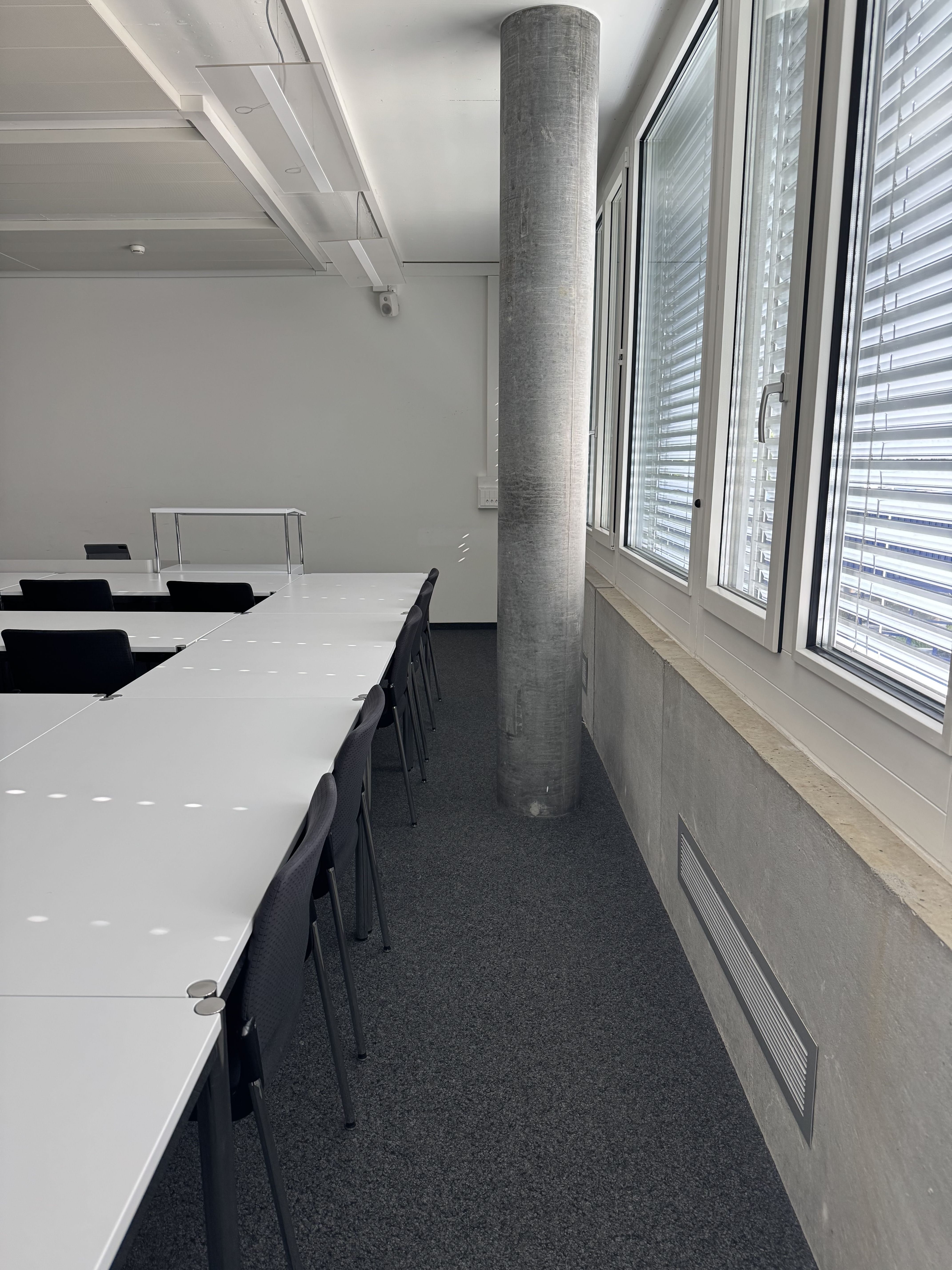 Seminarraum AND-02-46: Säule auf der gegenüberliegenden Seite der Eingangstüre neben den Fenstern.