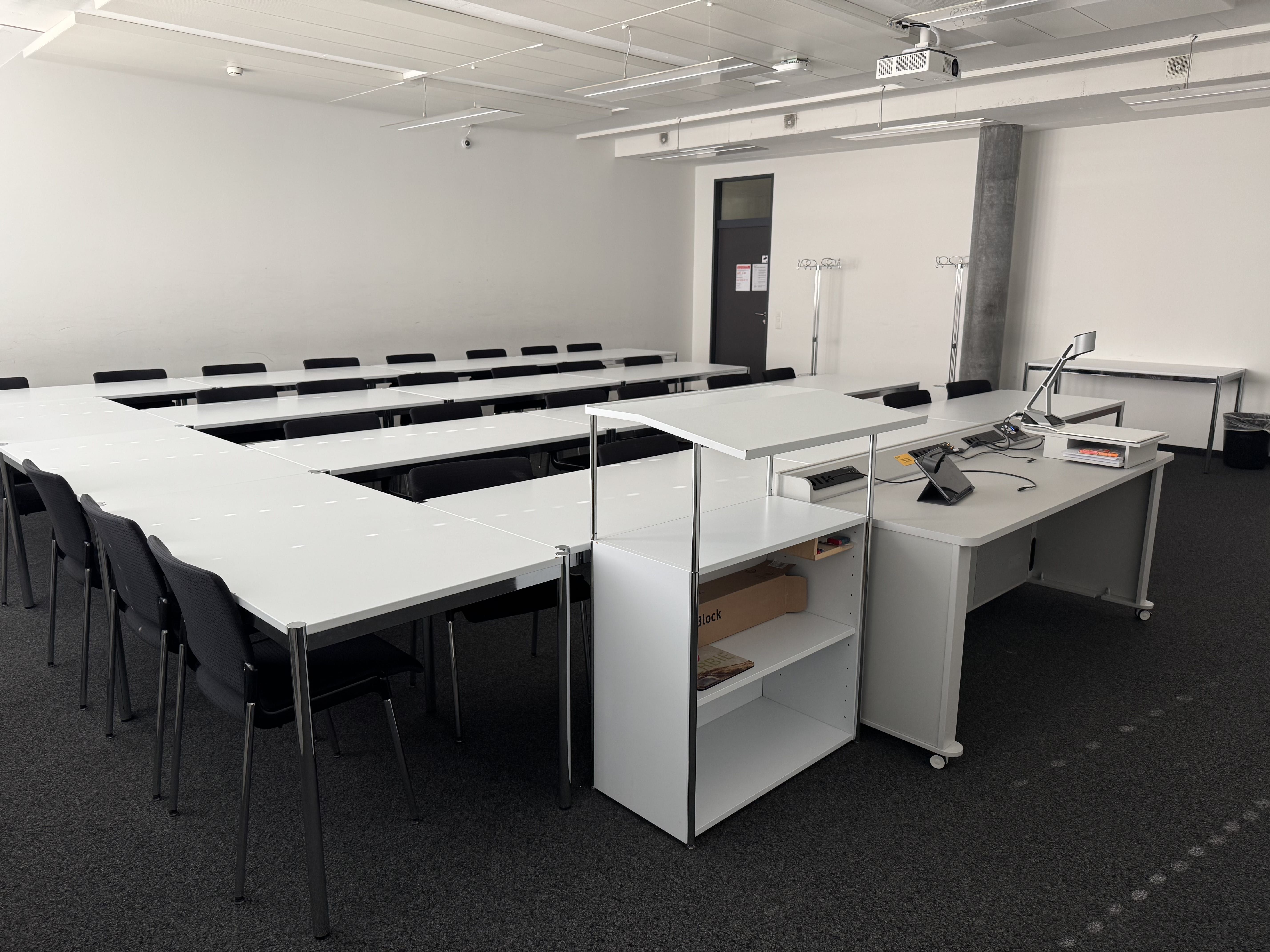 Seminarraum AND-02-46: Ansicht auf den Raum von der Seite des Dozierendenpultes aus. Die Eingangstür befindet sich auf der rechten Seite.