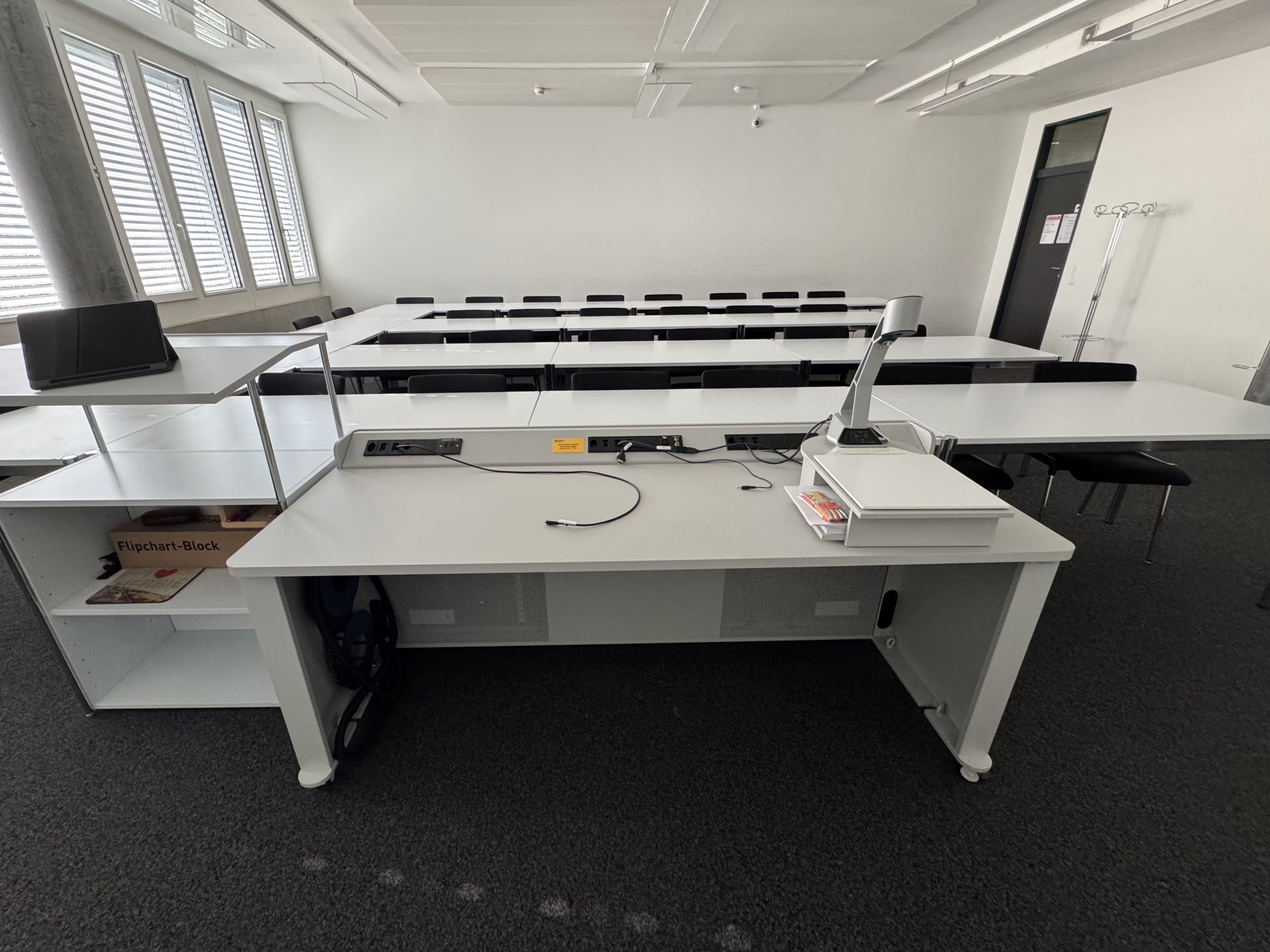 Seminarraum AND-02-46: Ansicht auf das Dozierendenpult.