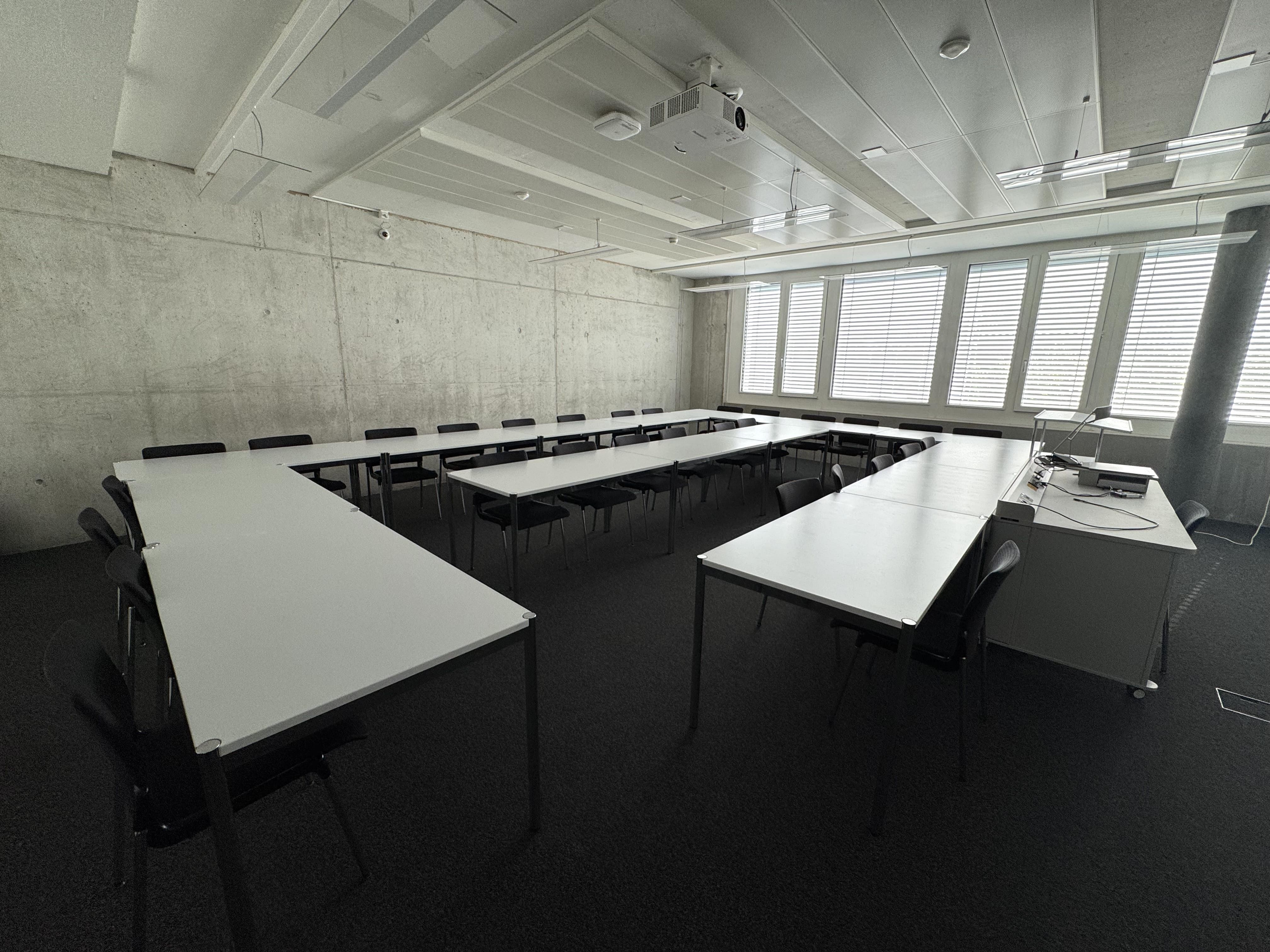 Seminarraum AND-03-44: Ansicht auf den Raum von der Eingangstüre aus.