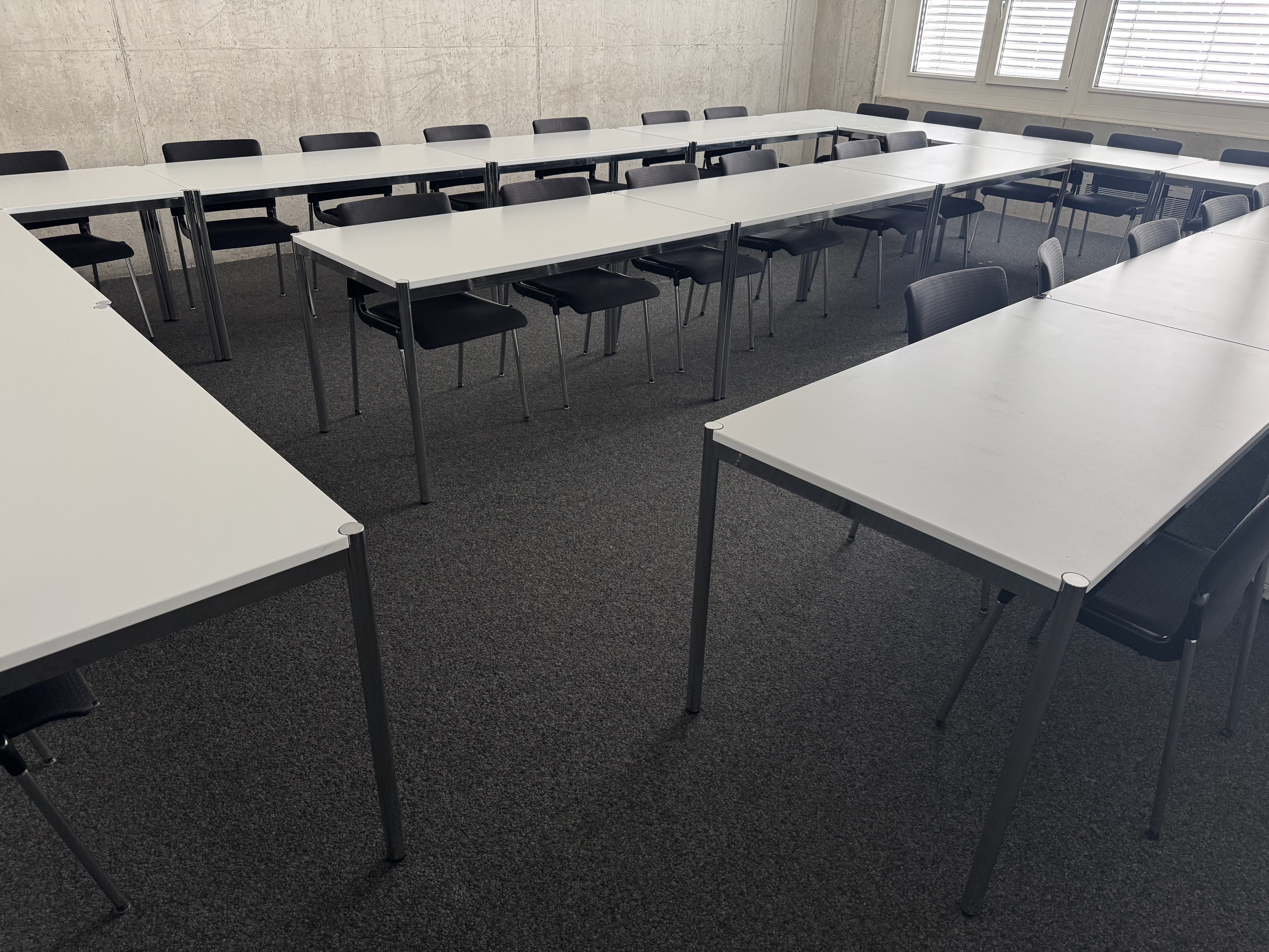 Seminarraum AND-03-44: Ansicht auf die mittleren Stuhlreihen.