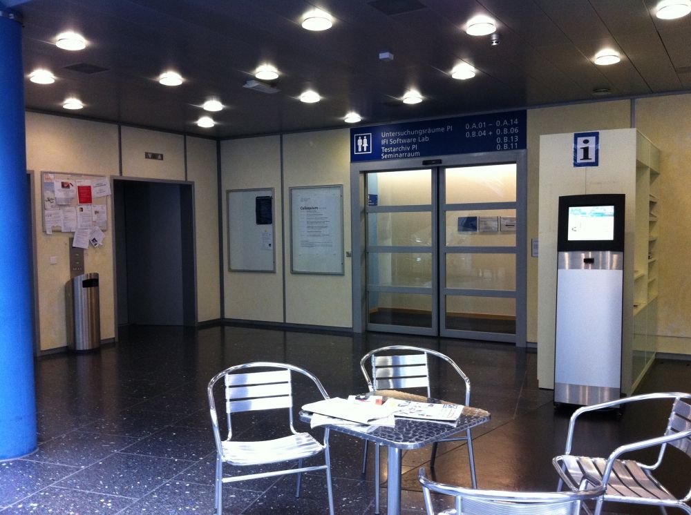 Gebäude BIN: Eingangshalle.
Rechts: Validierungsstation
Mitte: Durchgangstüre (automatisch) zu den Bereichen A und B
Links: Lifte C-Trakt.