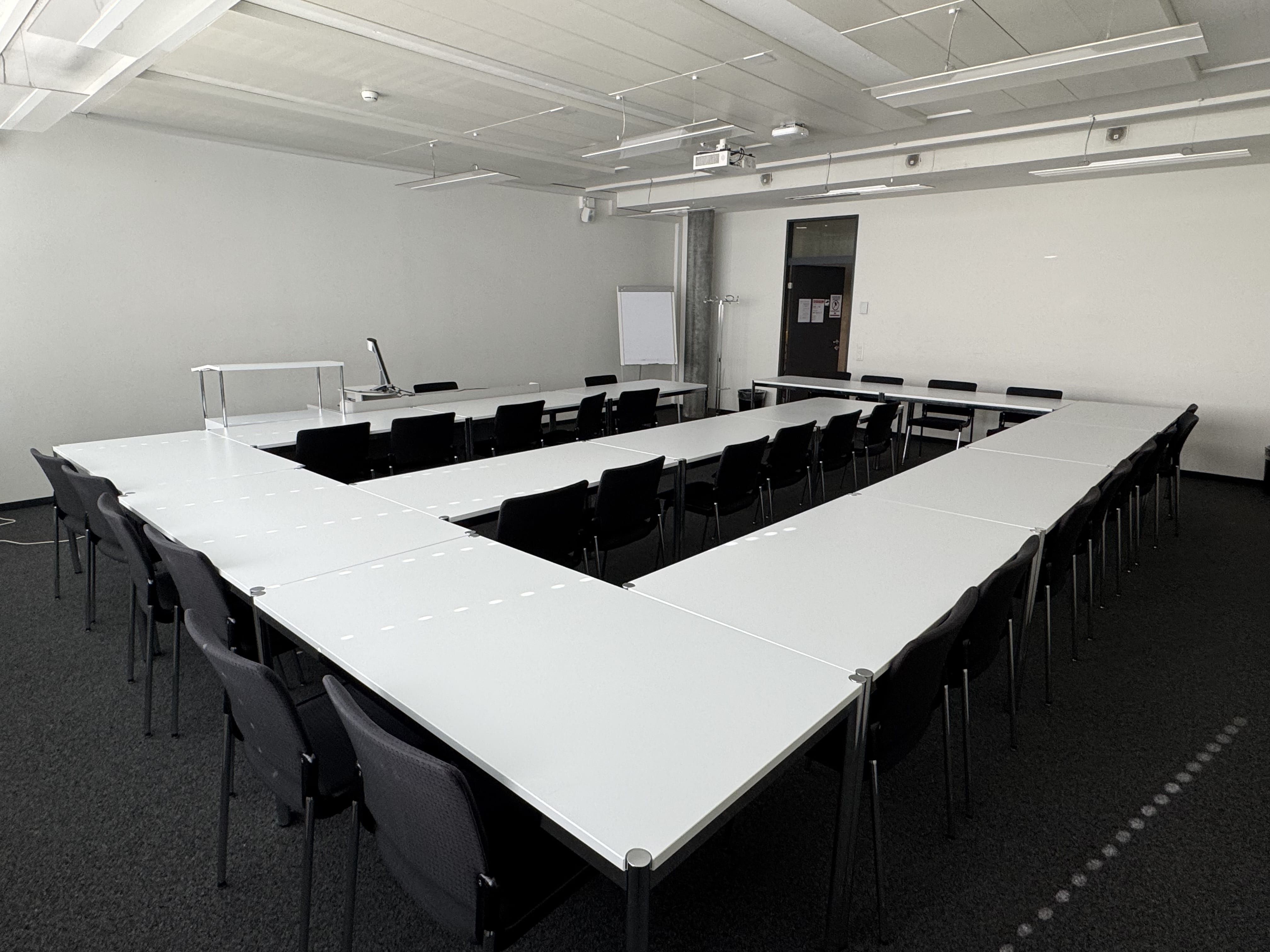 Seminarraum AND-03-44: Ansicht auf den Raum von der gegenüberliegenden Seite zur Eingangstüre.