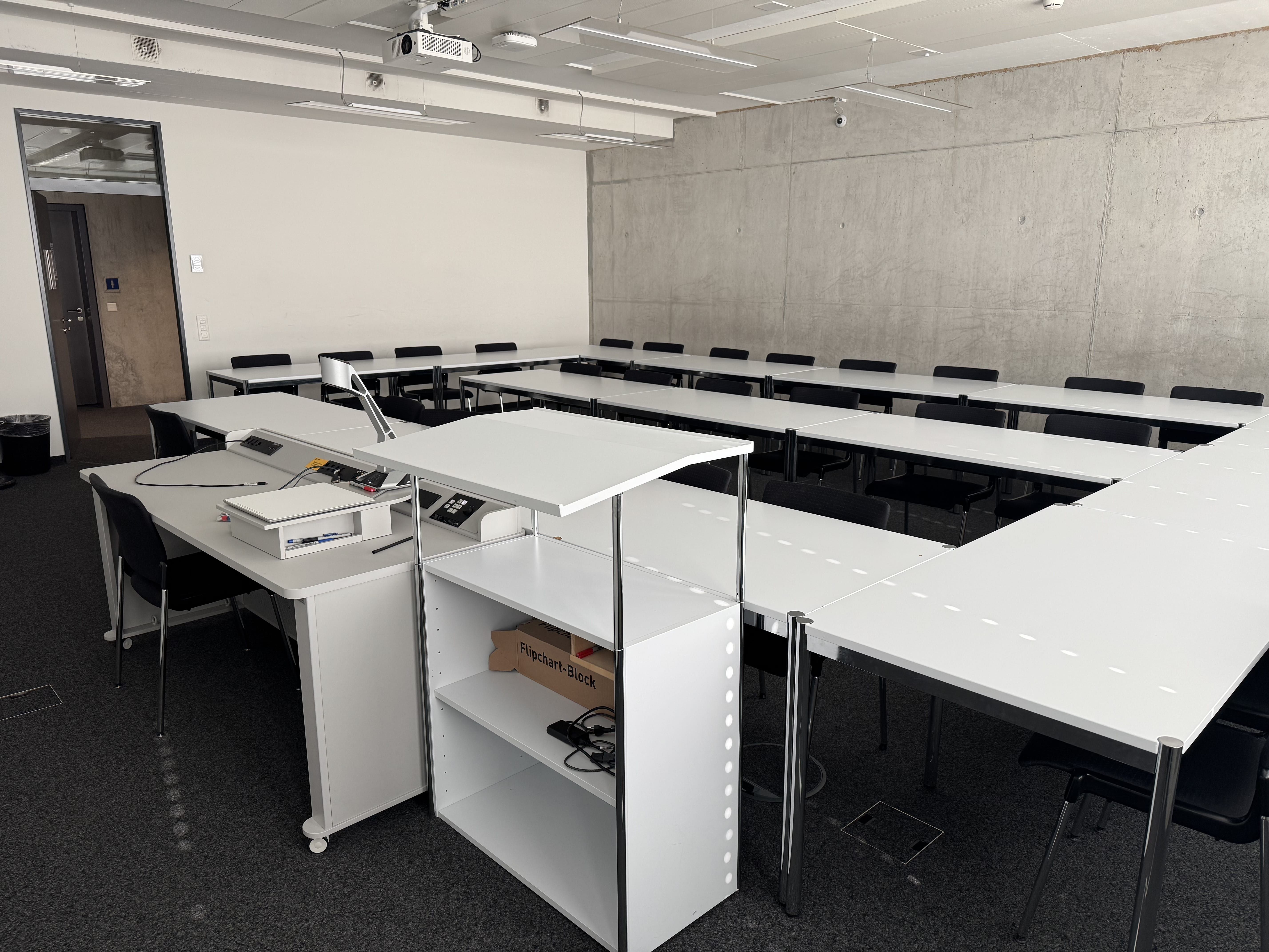 Seminarraum AND-03-44: Ansicht auf das Dozierendenpult.