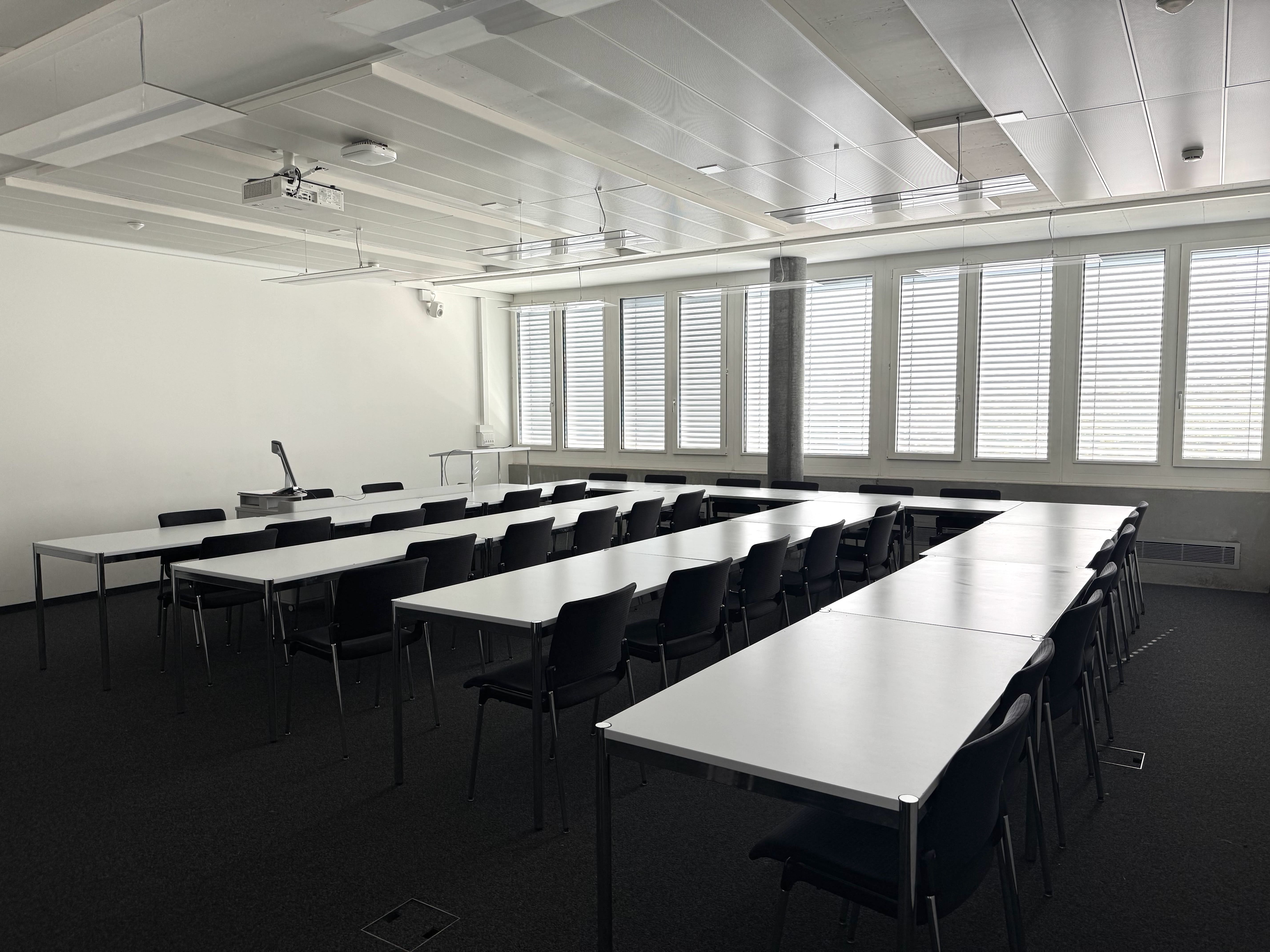 Seminarraum AND-03-44: Ansicht auf den Raum von der rechten Eingangstüre aus.