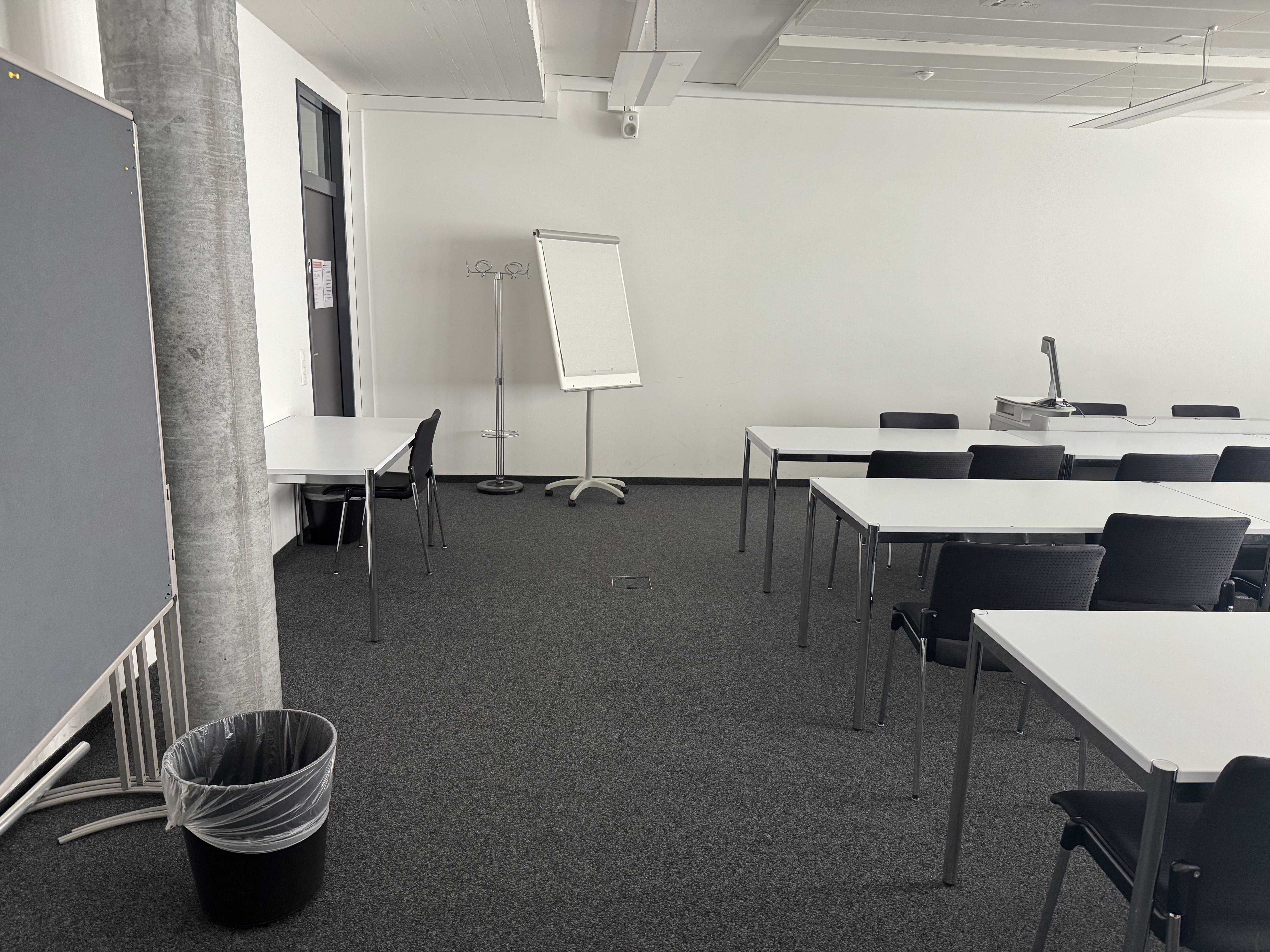 Seminarraum AND-03-44: Ansicht zum Dozierendenpult hin von der rechten Eingangstüre aus.