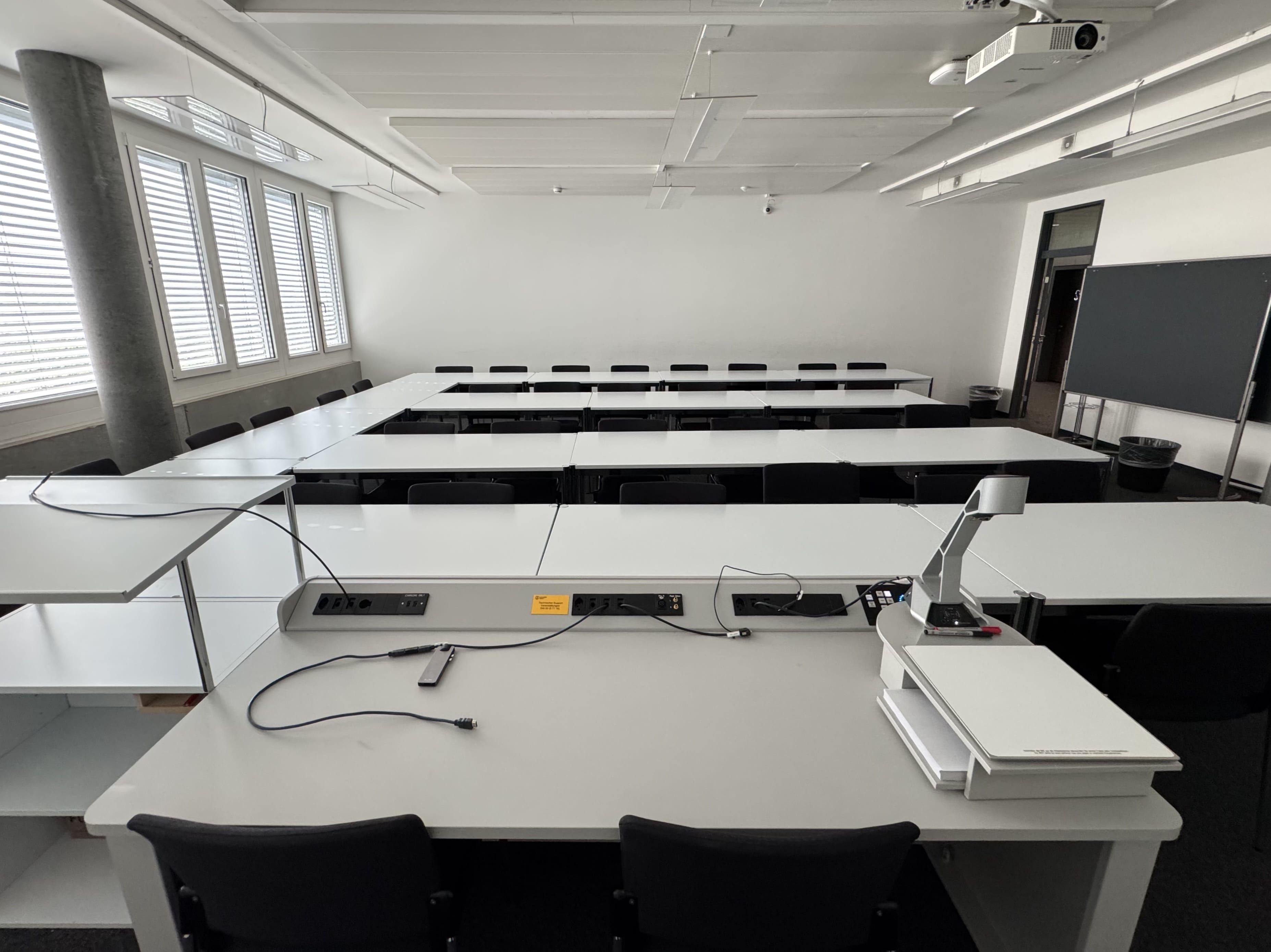 Seminarraum AND-03-44: Ansicht auf das Dozierendenpult.
