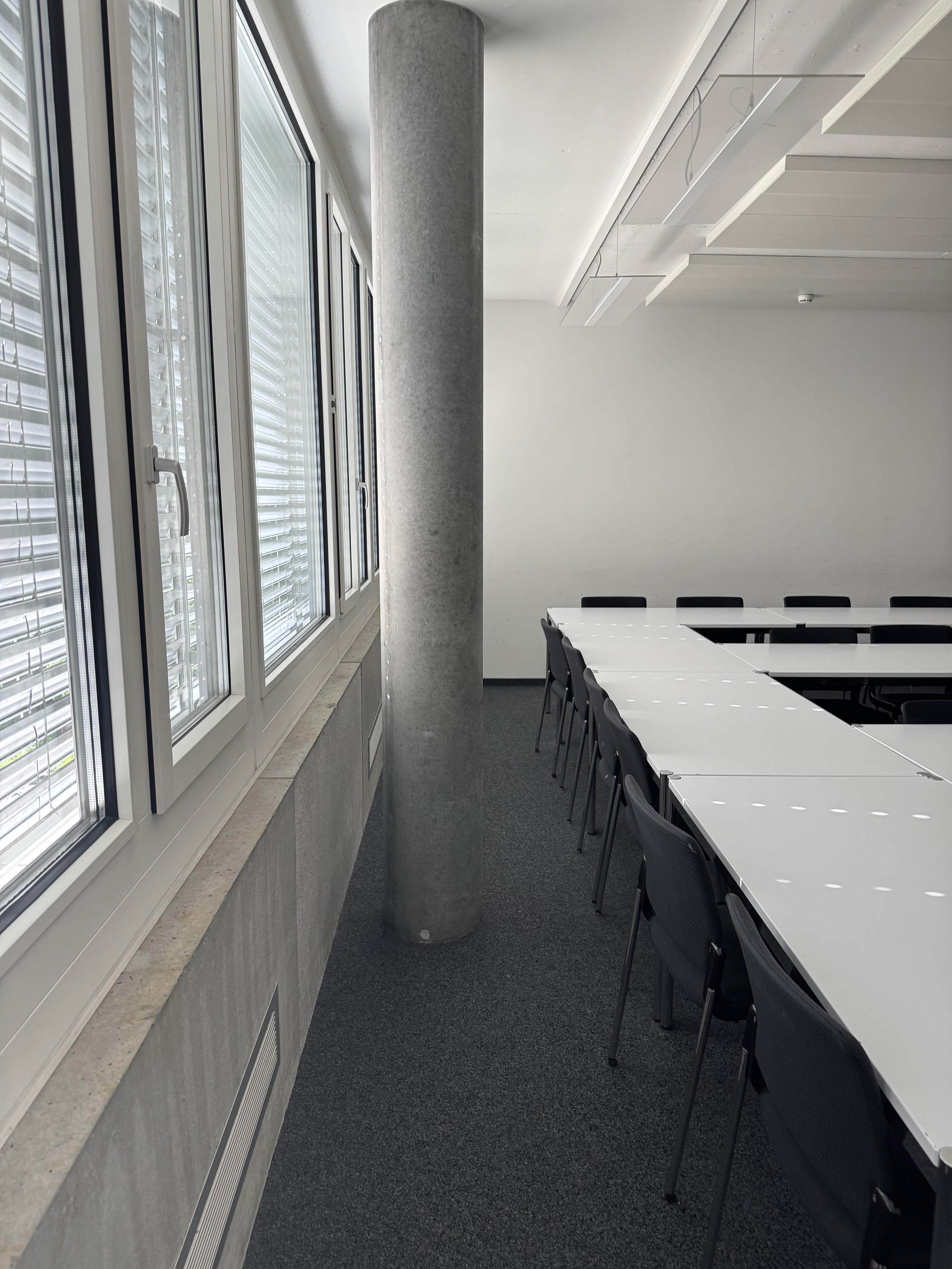 Seminarraum AND-03-44: Säule auf der gegenüberliegenden Seite zur Eingangstüre neben den Fenstern.
