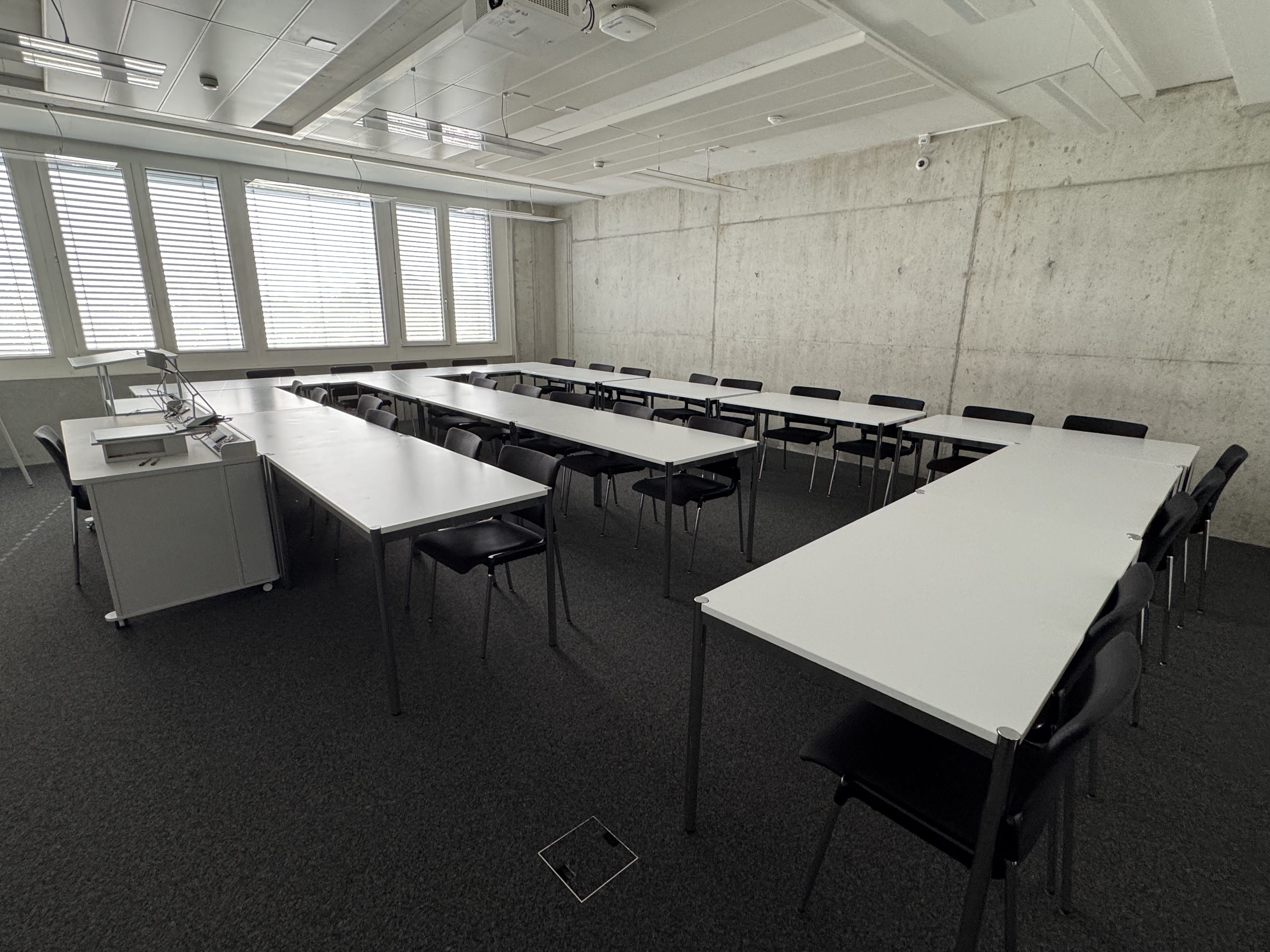 Seminarraum AND-03-48: Ansicht auf den Raum von der Eingangstüre aus.