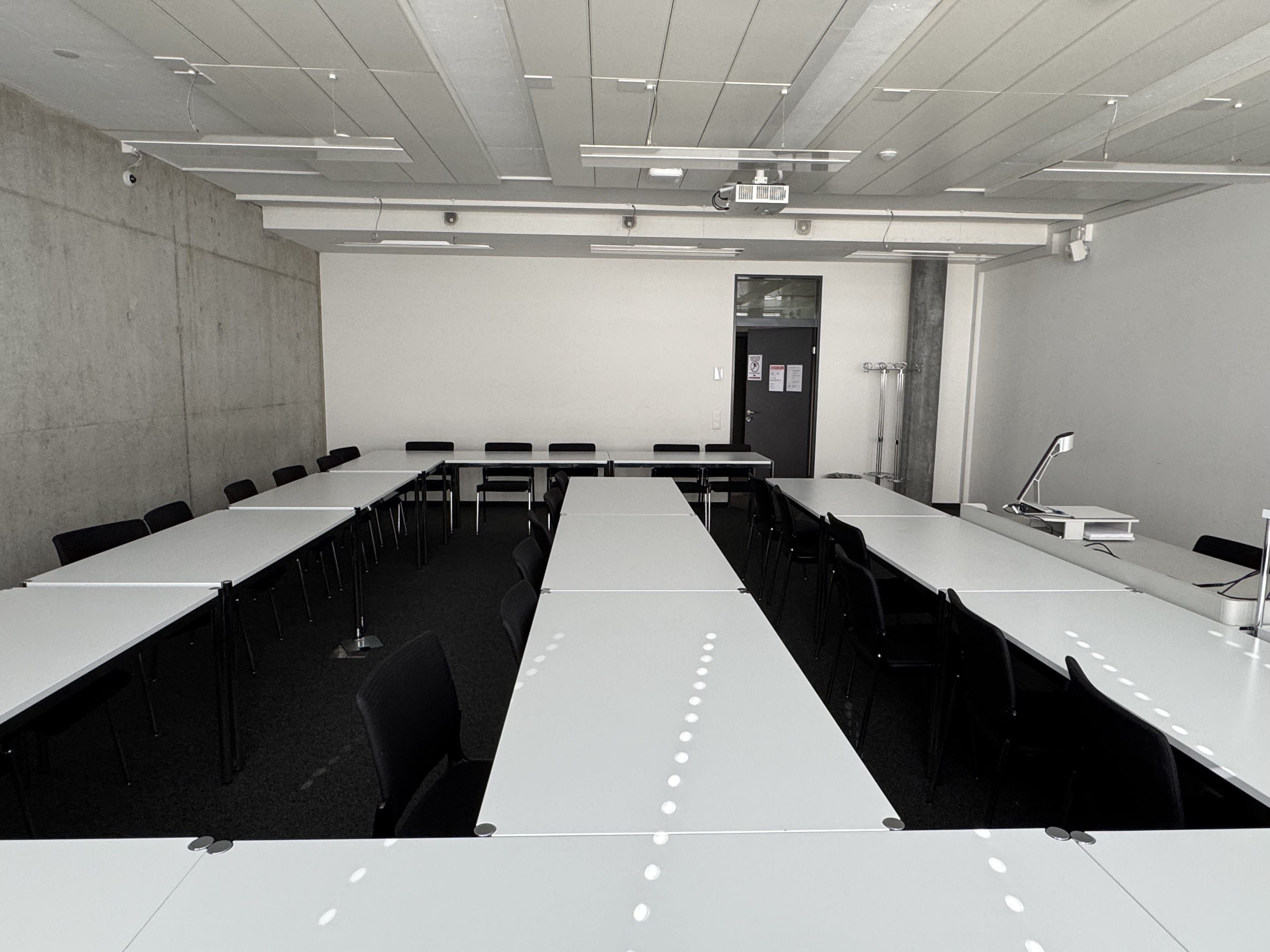 Seminarraum AND-03-48: Ansicht auf die mittleren Stuhlreihen. Die Eingangstüre ist auf der rechten Seite des Bildes.