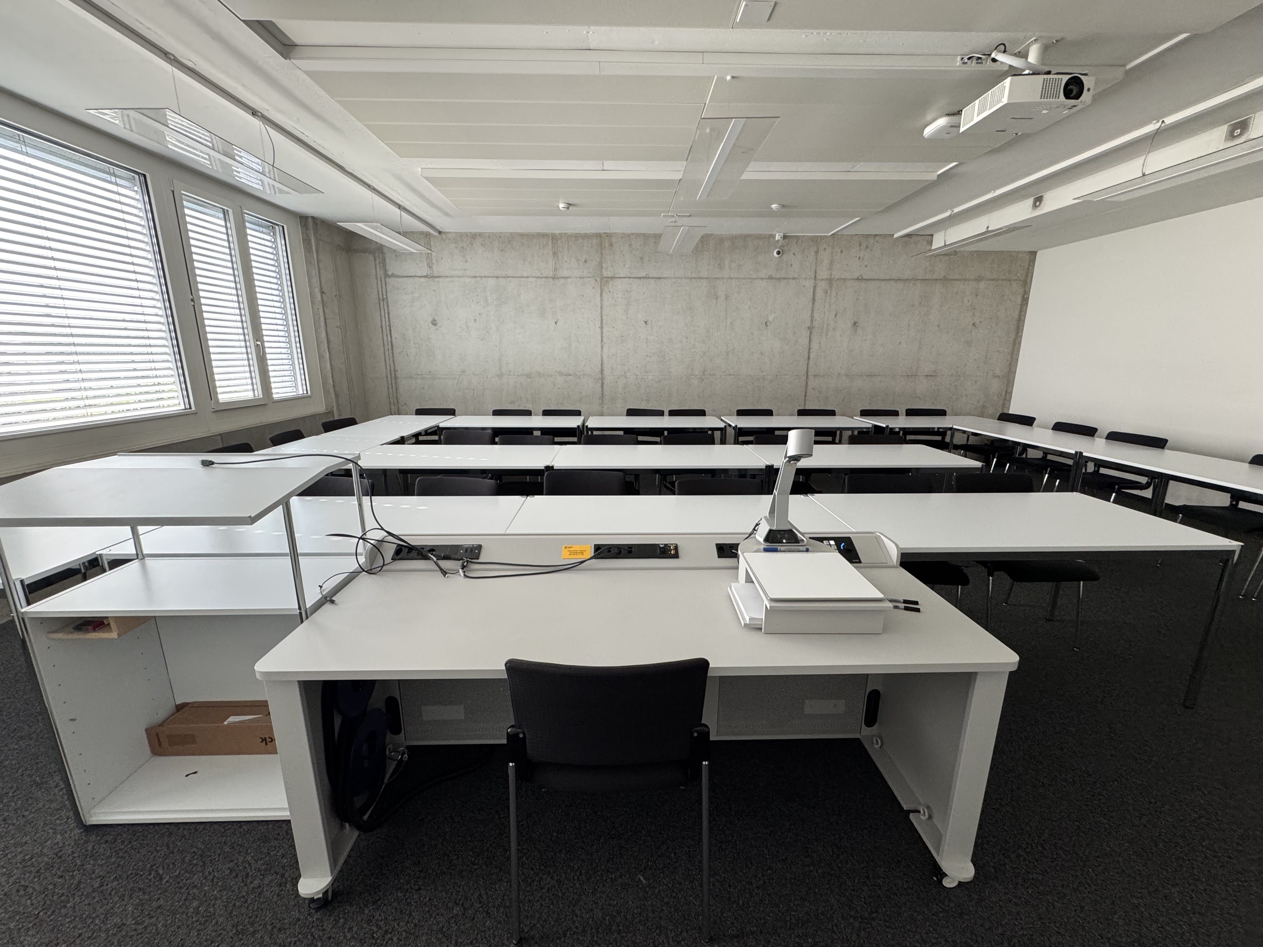 Seminarraum AND-03-48: Ansicht auf das Dozierendenpult.