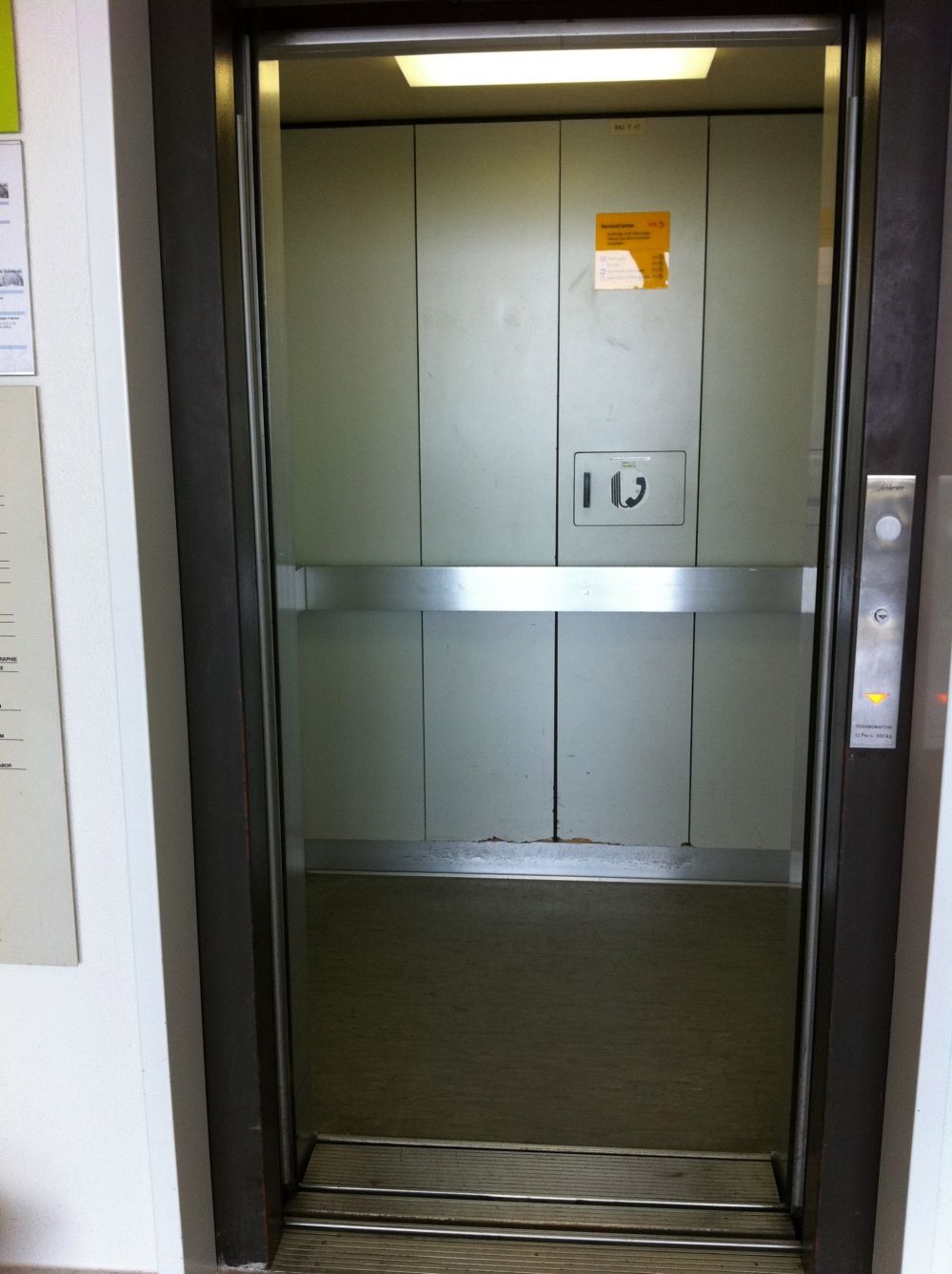 Y11, Bei der Wendeltreppe: Lift (Innenraum).