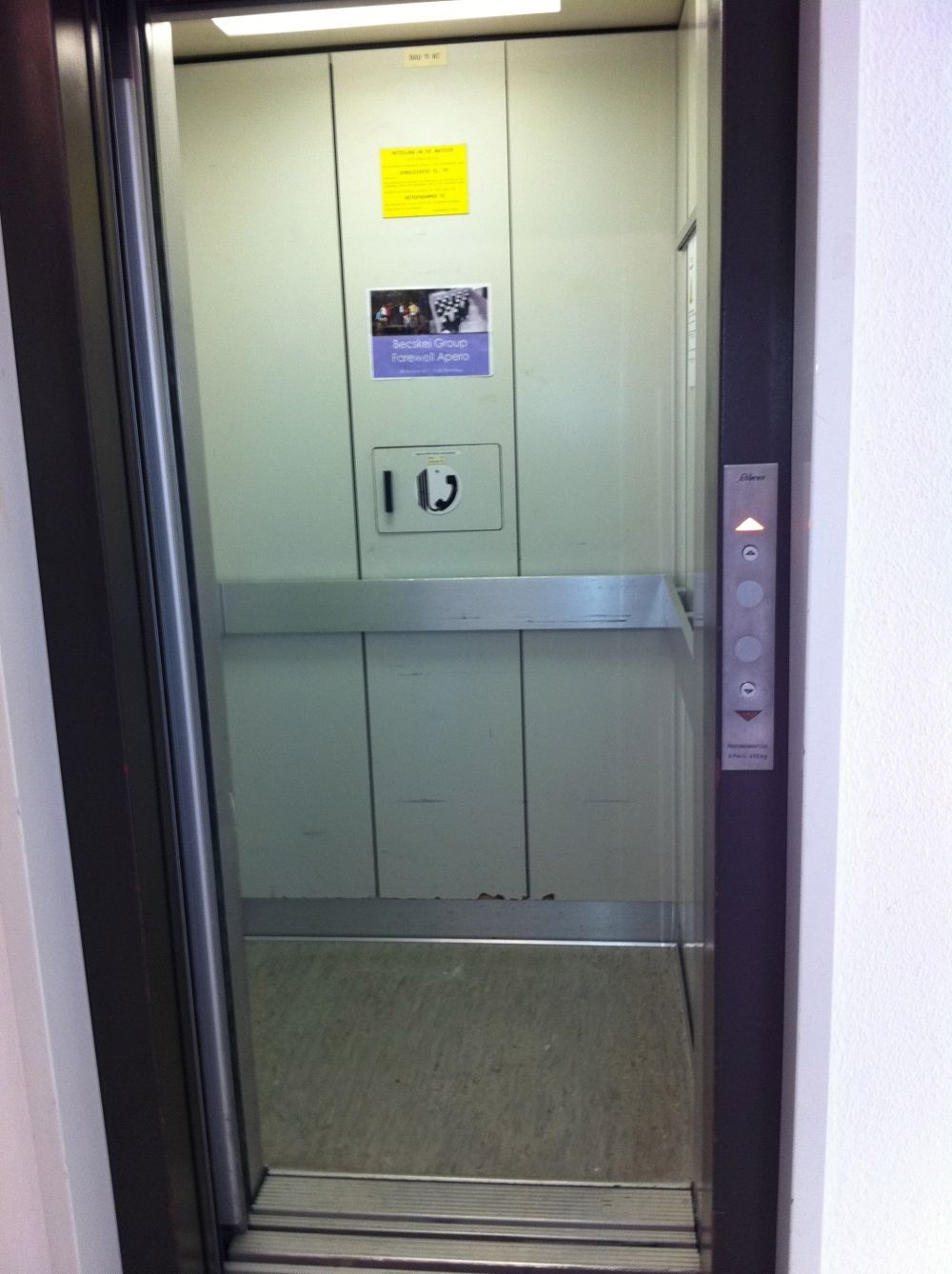 Y11, Im hinteren Teil des Gebäudes: Lift Innenraum.