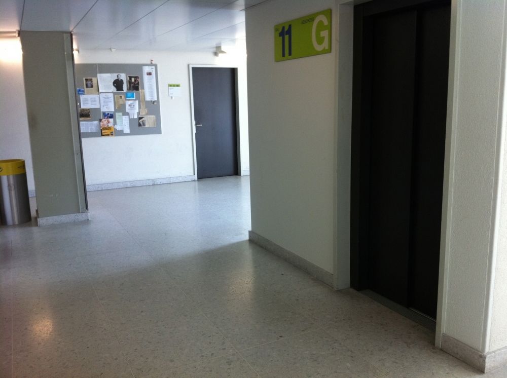 Y11, Im hinteren Teil des Gebäudes: Lift im hinteren Teil des Gebäudes (Stockwerk G).