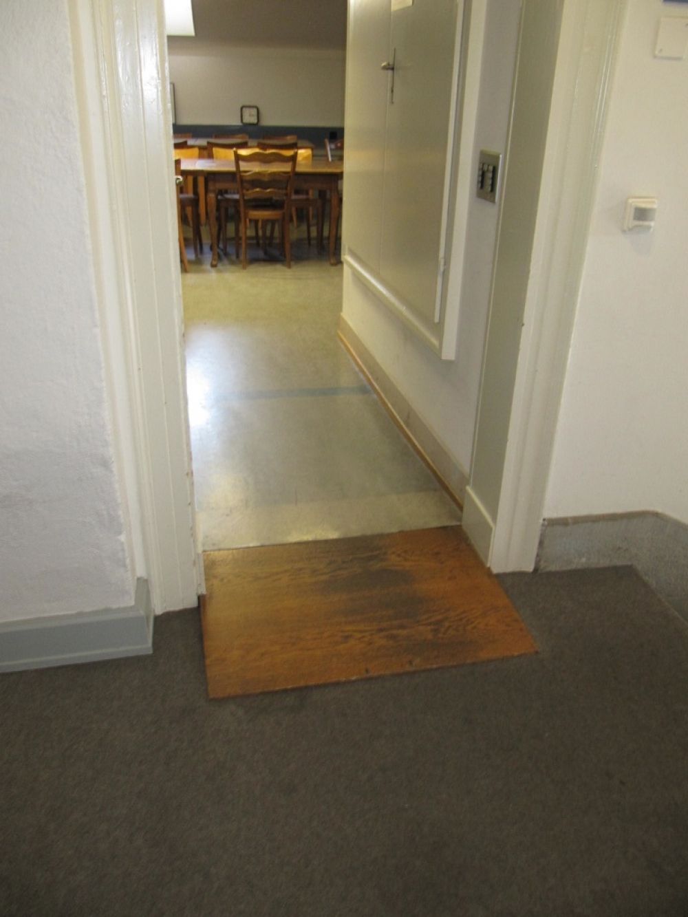 Aufenthaltsraum KIR-3-302: Zugang über kleine Rampe.