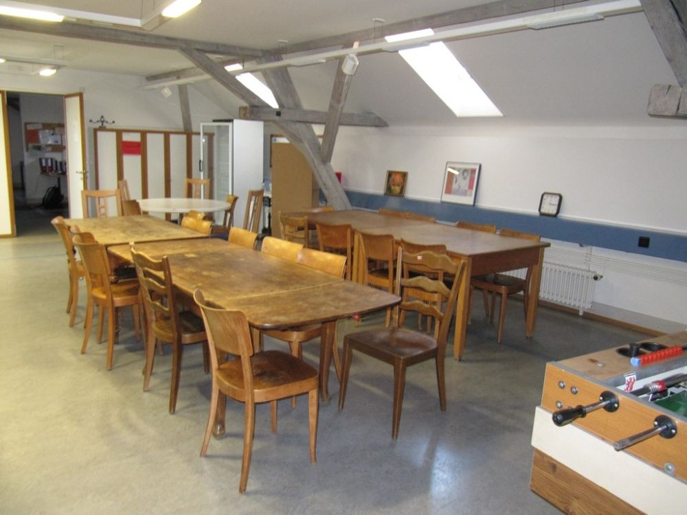 Aufenthaltsraum KIR-3-302: Arbeitstische.