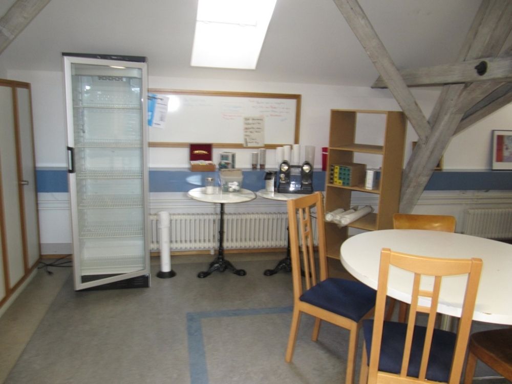Aufenthaltsraum KIR-3-302: Arbeitstisch/Esstisch.