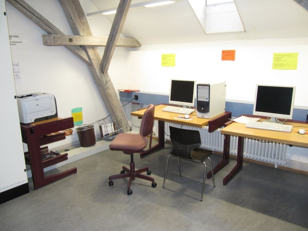 Computer-Arbeitsraum KIR-3-303: Computer-Tische bei Drucker.