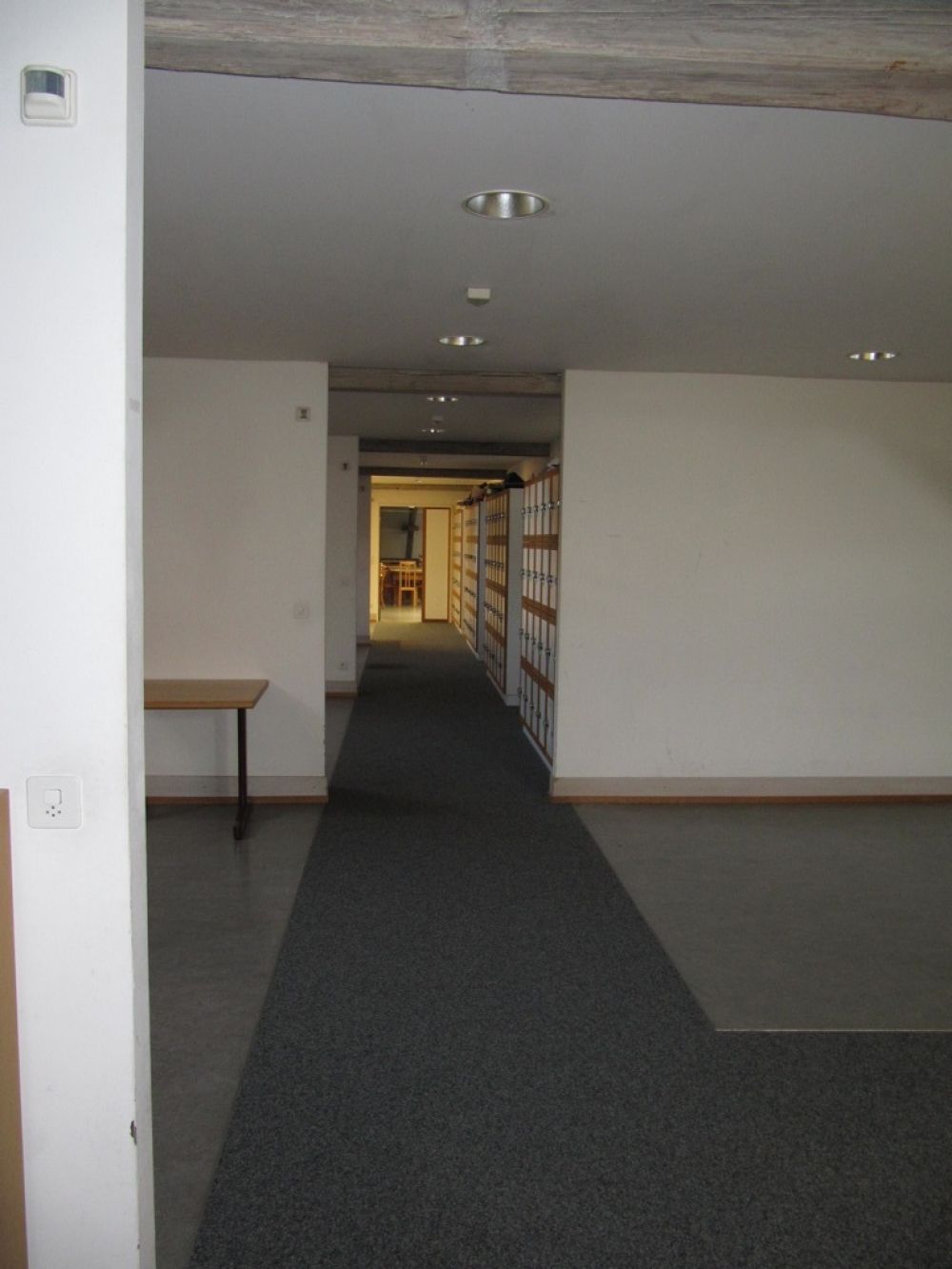 Computer-Arbeitsraum KIR-3-303: Sicht auf die Schliessfächer.
