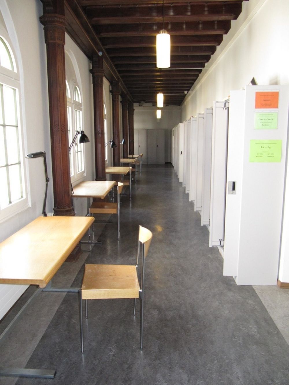 KIR, Stockwerk 1: Arbeitsplätze vor dem Bibliotheksbereich bei 1-118.
